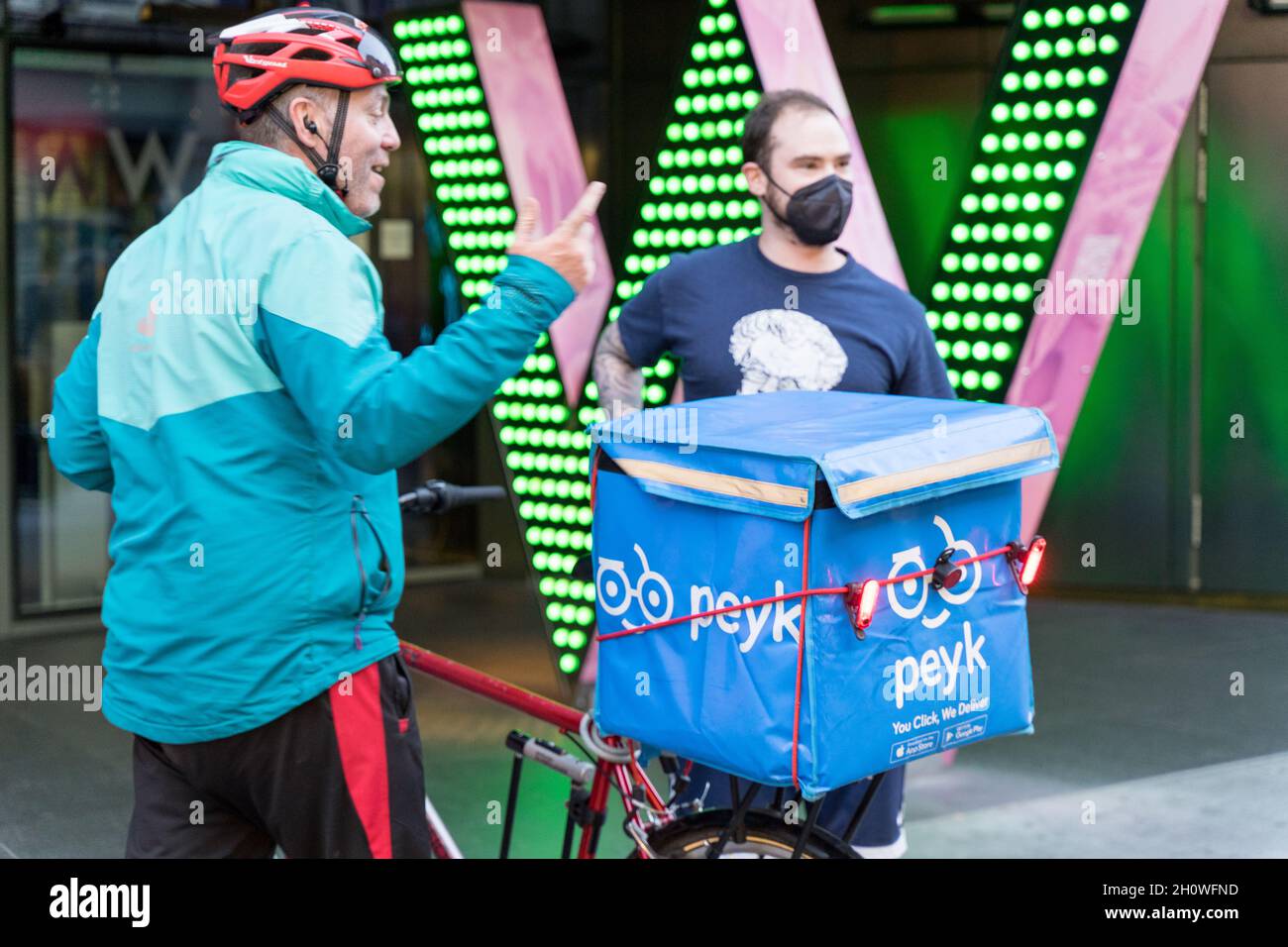 Deliveroo trifft PEYK man London UK Stockfoto