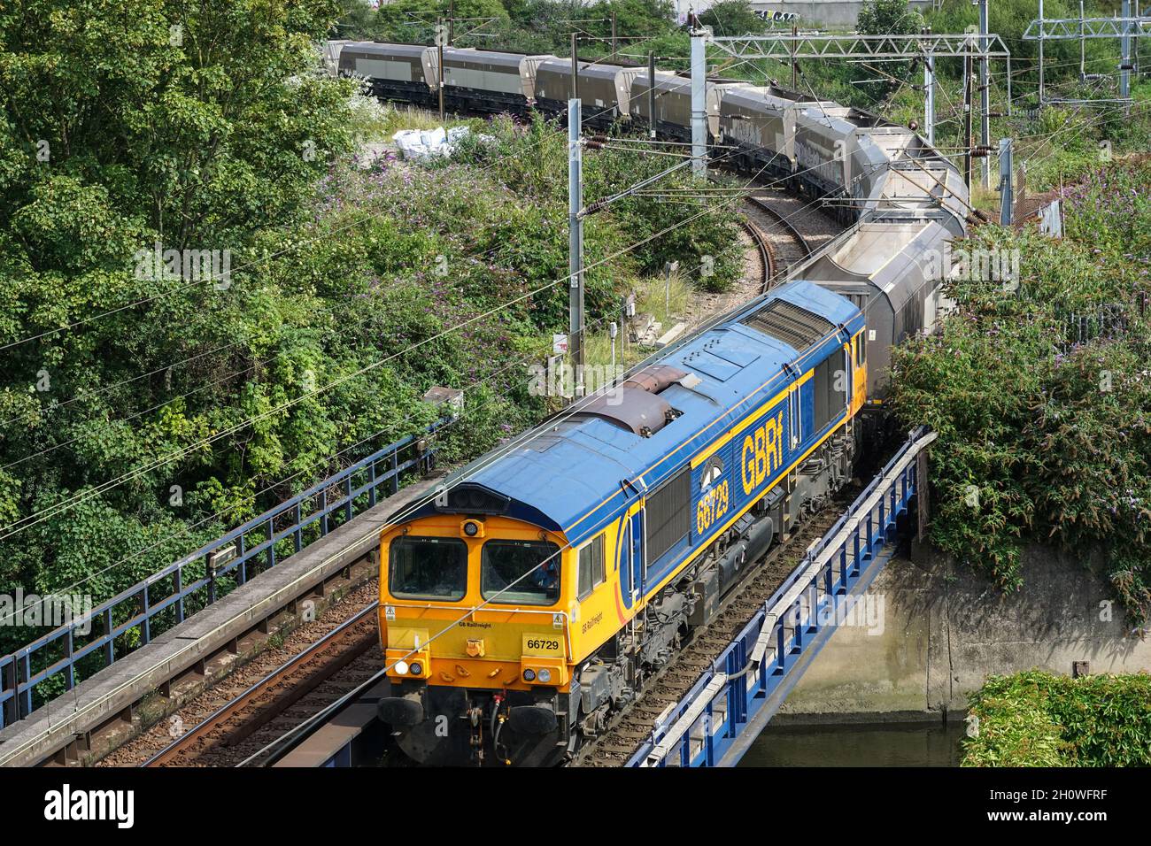 GB Railfreight, British Rail Güterzuglokomotive der Klasse 66 mit leerem Ballastzug in London England Vereinigtes Königreich Großbritannien Stockfoto
