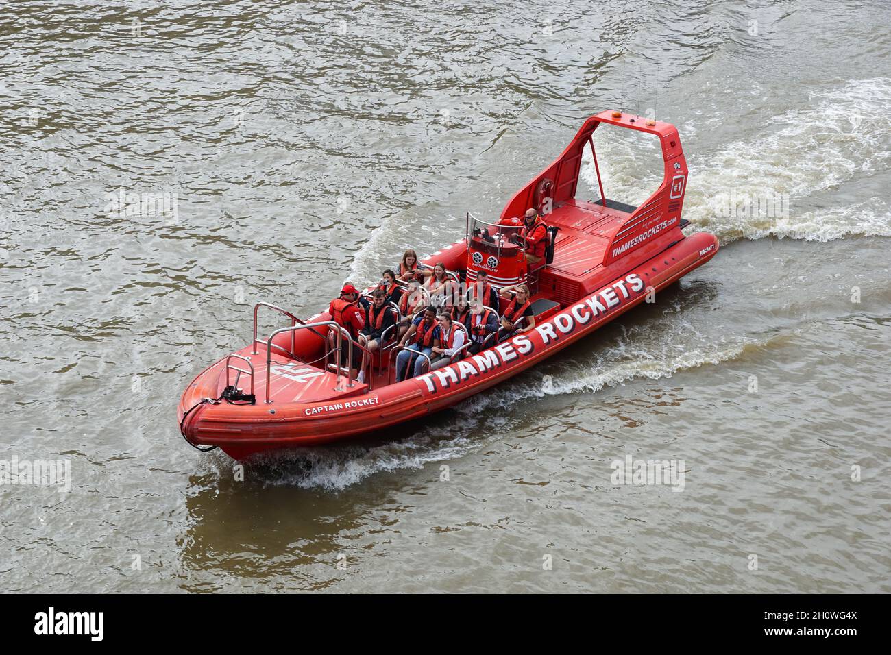 Thames Rockets Hochgeschwindigkeits-Schlauchboot (RIB) mit Touristen auf der Themse, London England Vereinigtes Königreich Großbritannien Stockfoto