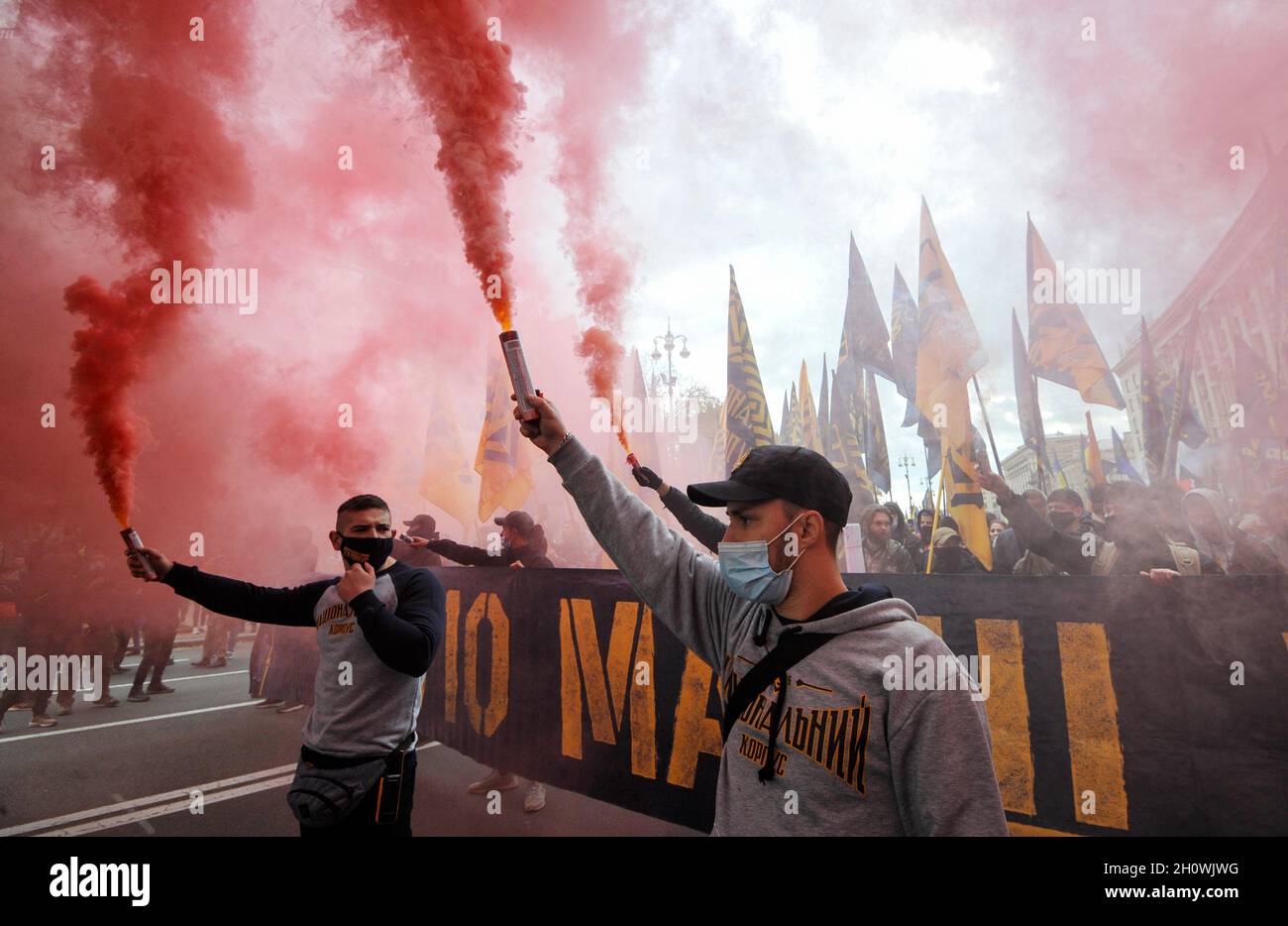 Kiew, Ukraine. Oktober 2021. Während des Marsches der Nation zum Tag des Verteidigers der Ukraine und des Jahrestages der Ukrainischen Aufständischen Armee (UPA) brennen Mitglieder der nationalistischen Bewegungen. Ukrainische Aufständische Armee kämpfte für die Unabhängigkeit der Ukraine gegen die sowjetische Rote Armee und die Nazis während des Zweiten Weltkriegs Seit 2021, am 14. Oktober, haben auch die Ukrainer diesen Tag als den Tag der Verteidiger der Ukraine bezeichnet. (Foto: Sergei Chuzavkov/SOPA Images/Sipa USA) Quelle: SIPA USA/Alamy Live News Stockfoto