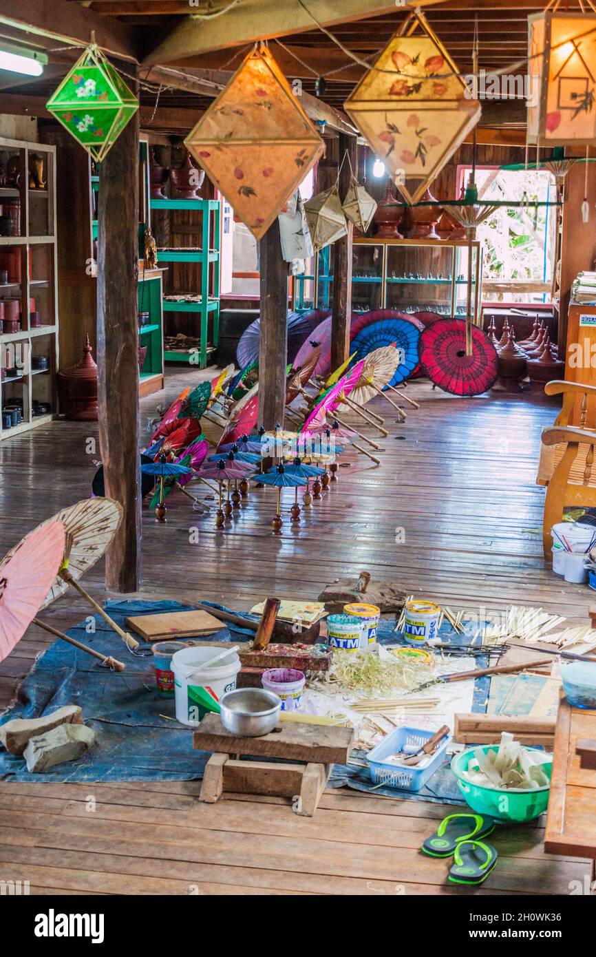 INLE, MYANMAR - 28. NOVEMBER 2016: Interieur eines traditionellen Dachworkshops am Inle See, Myanmar Stockfoto