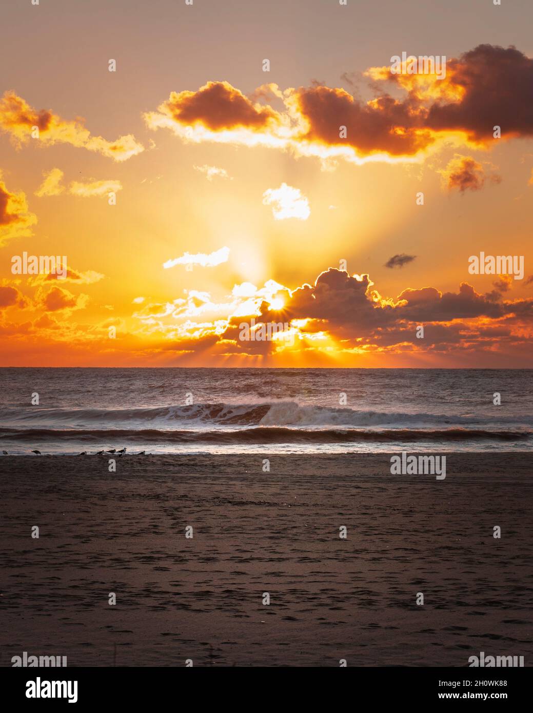 Sonnenuntergang in Espinho Beach in Portugal Stockfoto