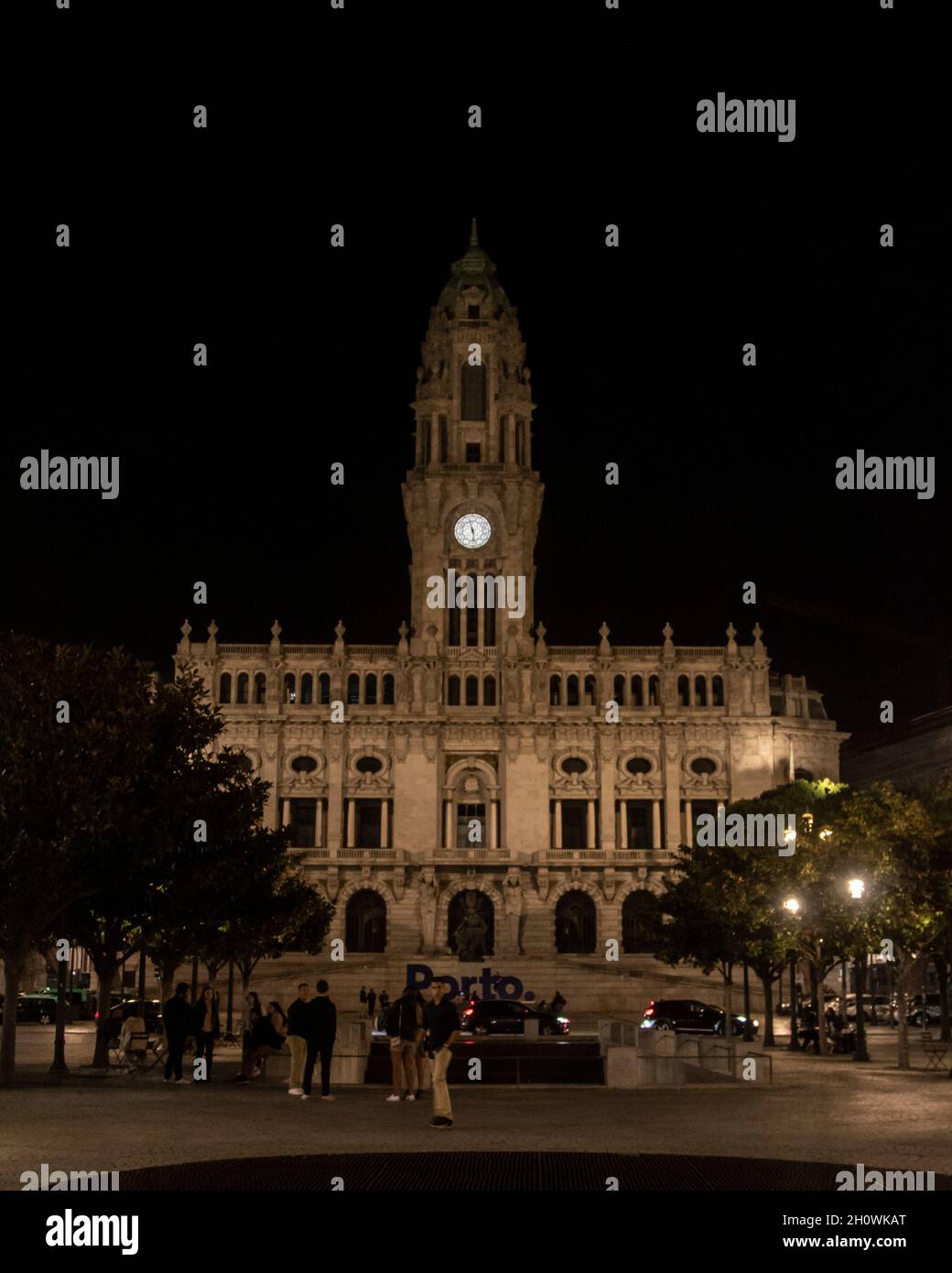 Rathaus von Porto in der Aliados Avenue bei Nacht Stockfoto