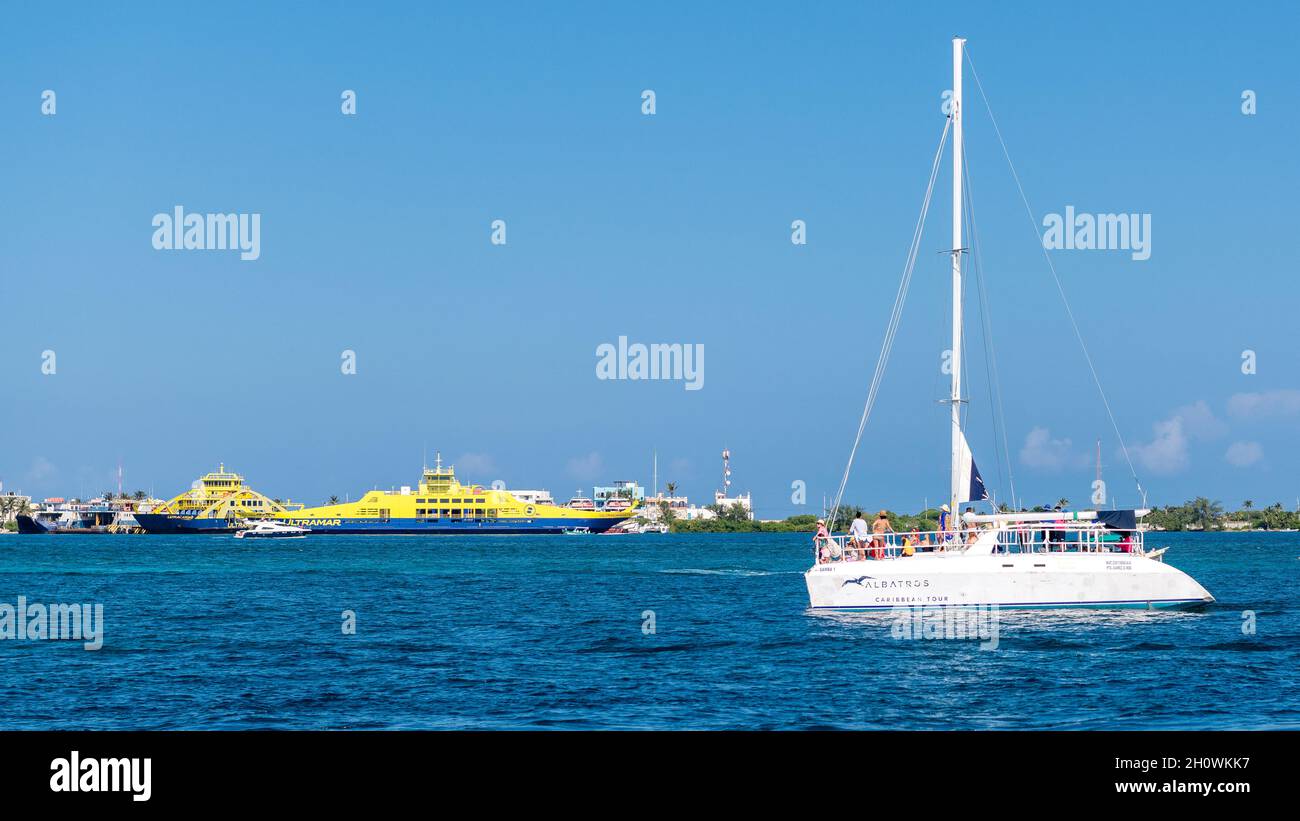 Yachten in Isla Mujeres türkisblaues Wasser, Mexiko, 2021 Stockfoto