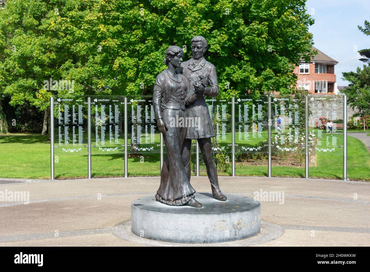 Statue der Rose von Tralee im Rosengarten, Tralee Town Park, Tralee (Tra Li), County Kerry, Republik Irland Stockfoto