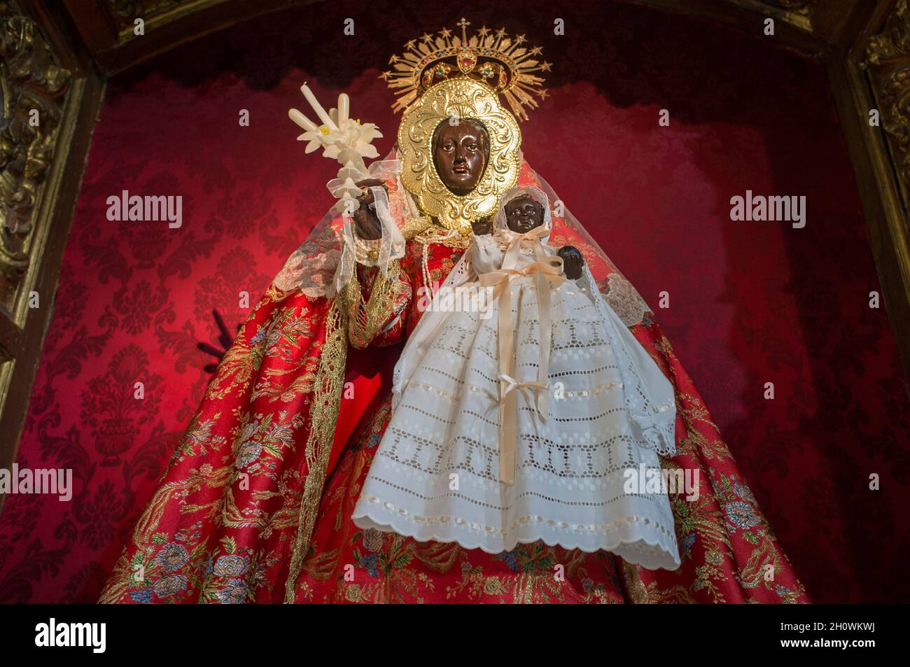 Figur unserer Lieben Frau von Guadalupe del Vaquero. Kirche von Santiago, Caceres, Extremadura, Spanien Stockfoto