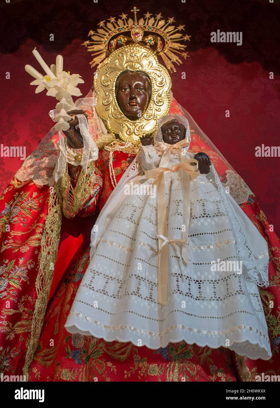 Figur unserer Lieben Frau von Guadalupe del Vaquero. Kirche von Santiago, Caceres, Extremadura, Spanien Stockfoto