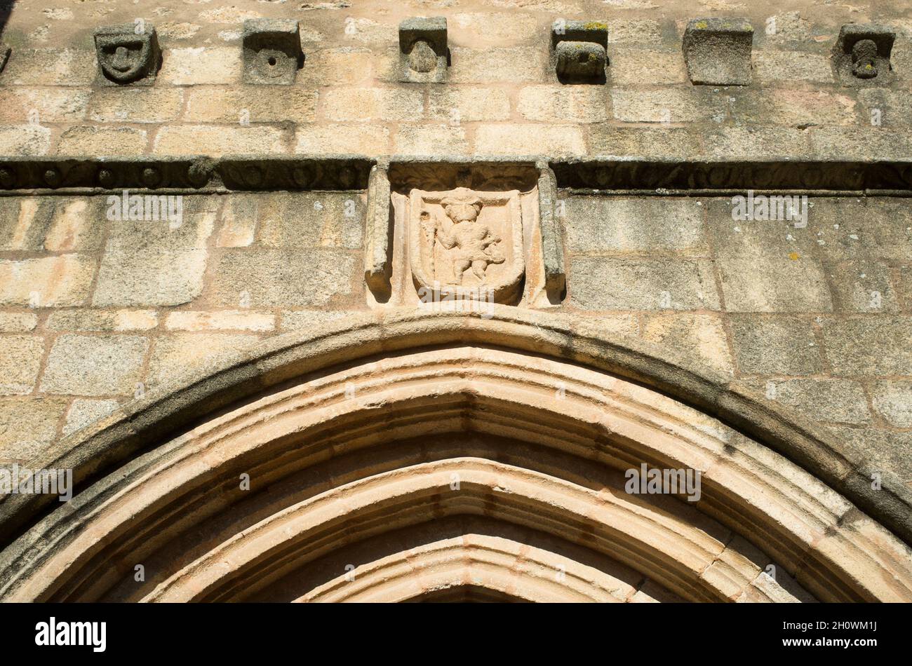 Haupteingang der Kirche von Santiago, früher Sitz des Militärordens der Ritter von Santiago. Caceres, Extremadura, Spanien Stockfoto
