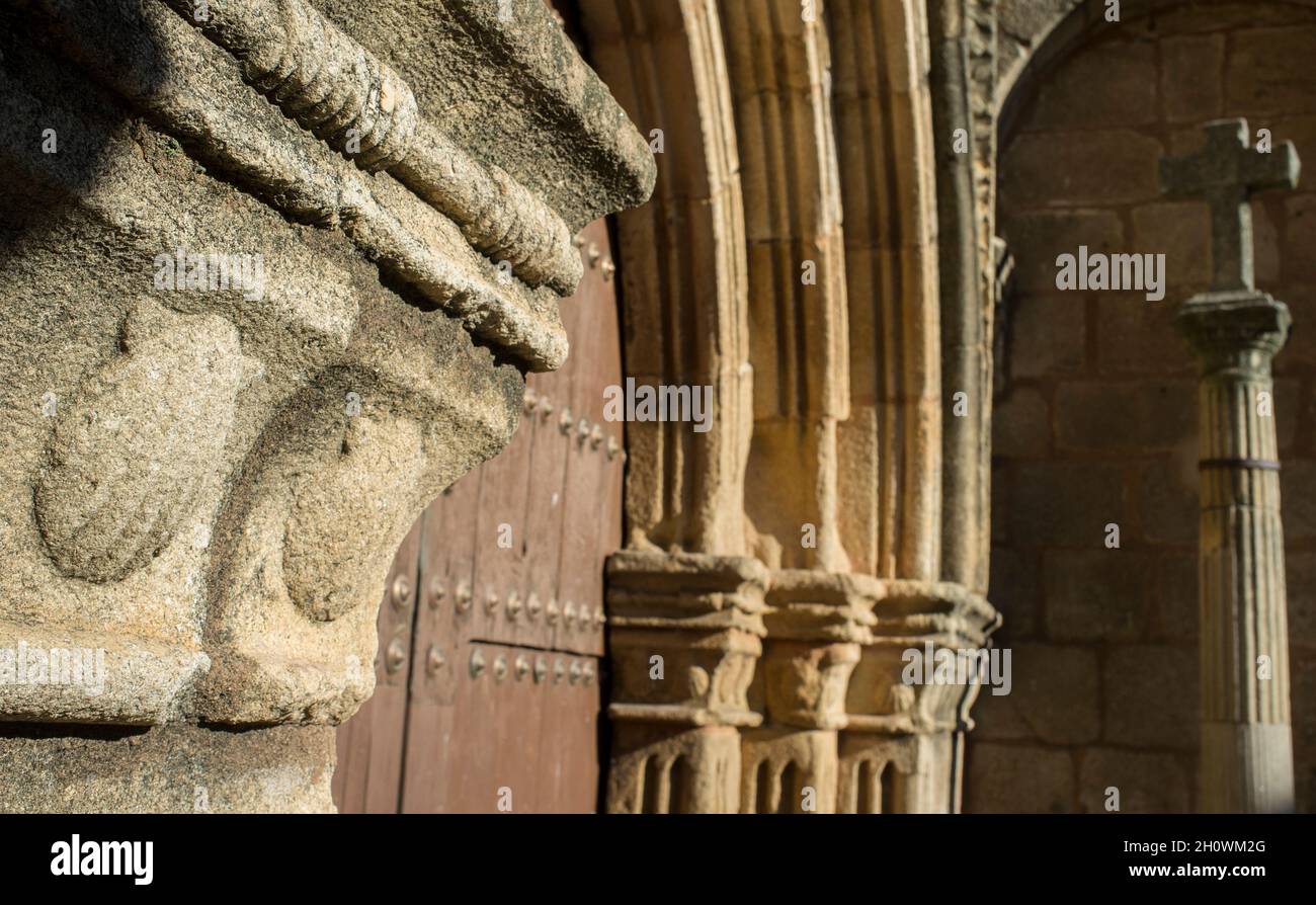 Kirche von Santiago. Geschnitzte Muscheln im Freien, Symbol des heiligen Jakobus. Caceres, Extremadura, Spanien Stockfoto