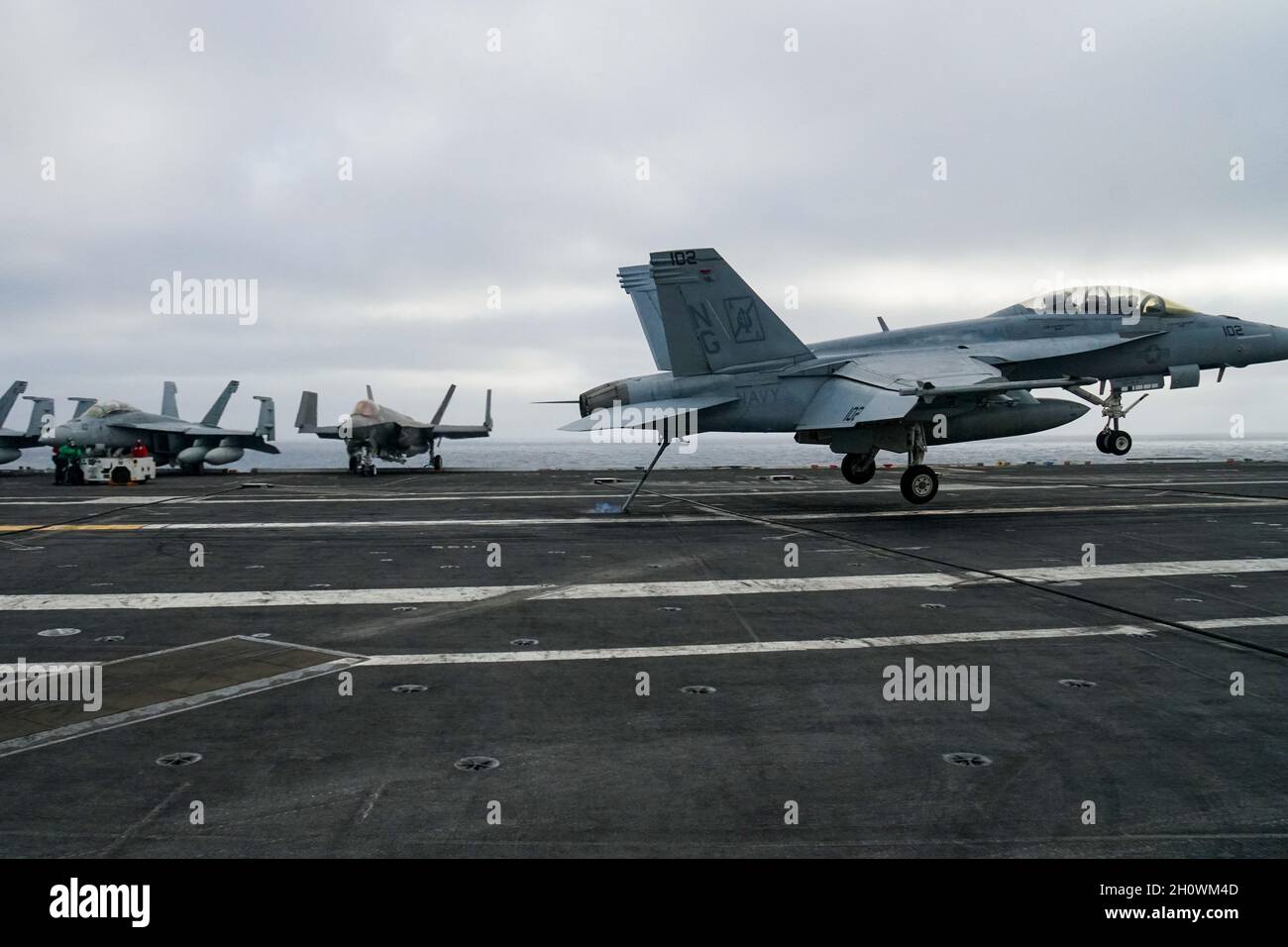 An Bord eines Flugzeugträgers mit F/A-18 Super Hornets und F-35C Joint Strike Fighter finden Marineflugoperationen statt Stockfoto