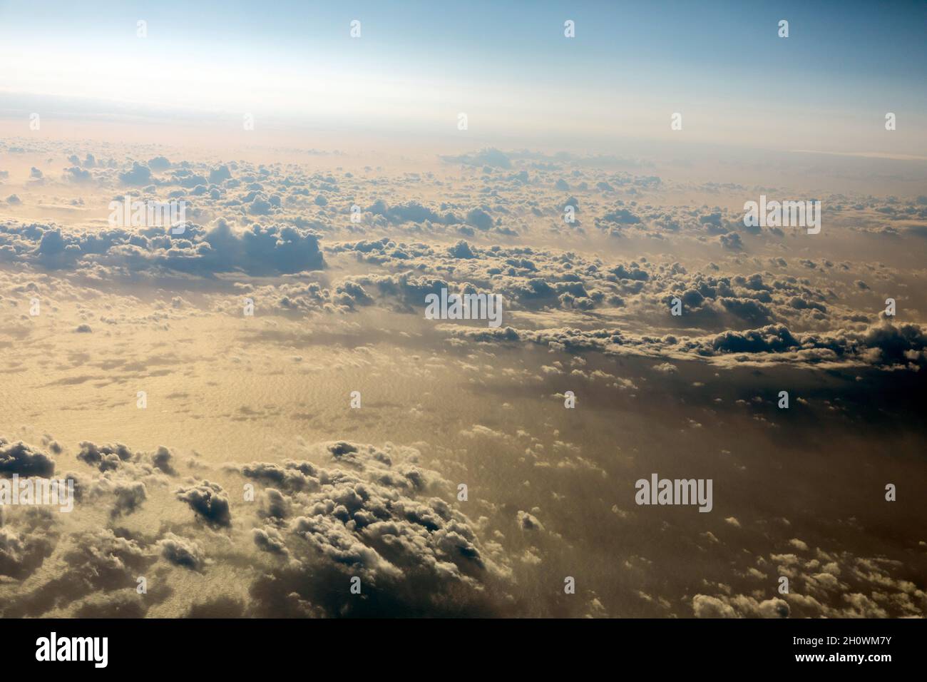 Blick vom Passagierflugzeug auf ca. 36.000feet / 11.000 Meter über dem Meeresspiegel Stockfoto