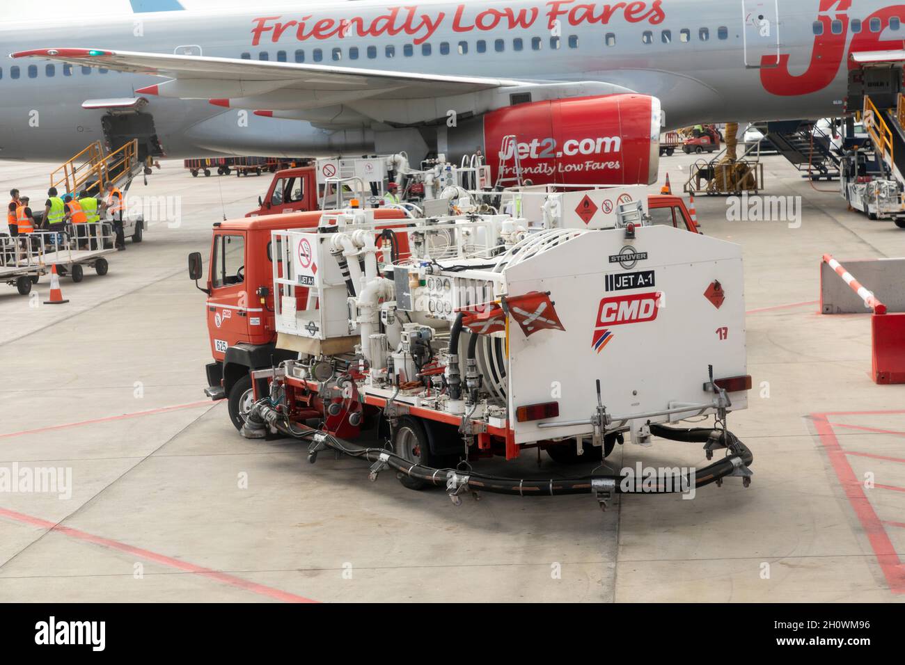 Betanken von Jet2 Flugzeugen am Flughafen Teneriffa Süd Stockfoto