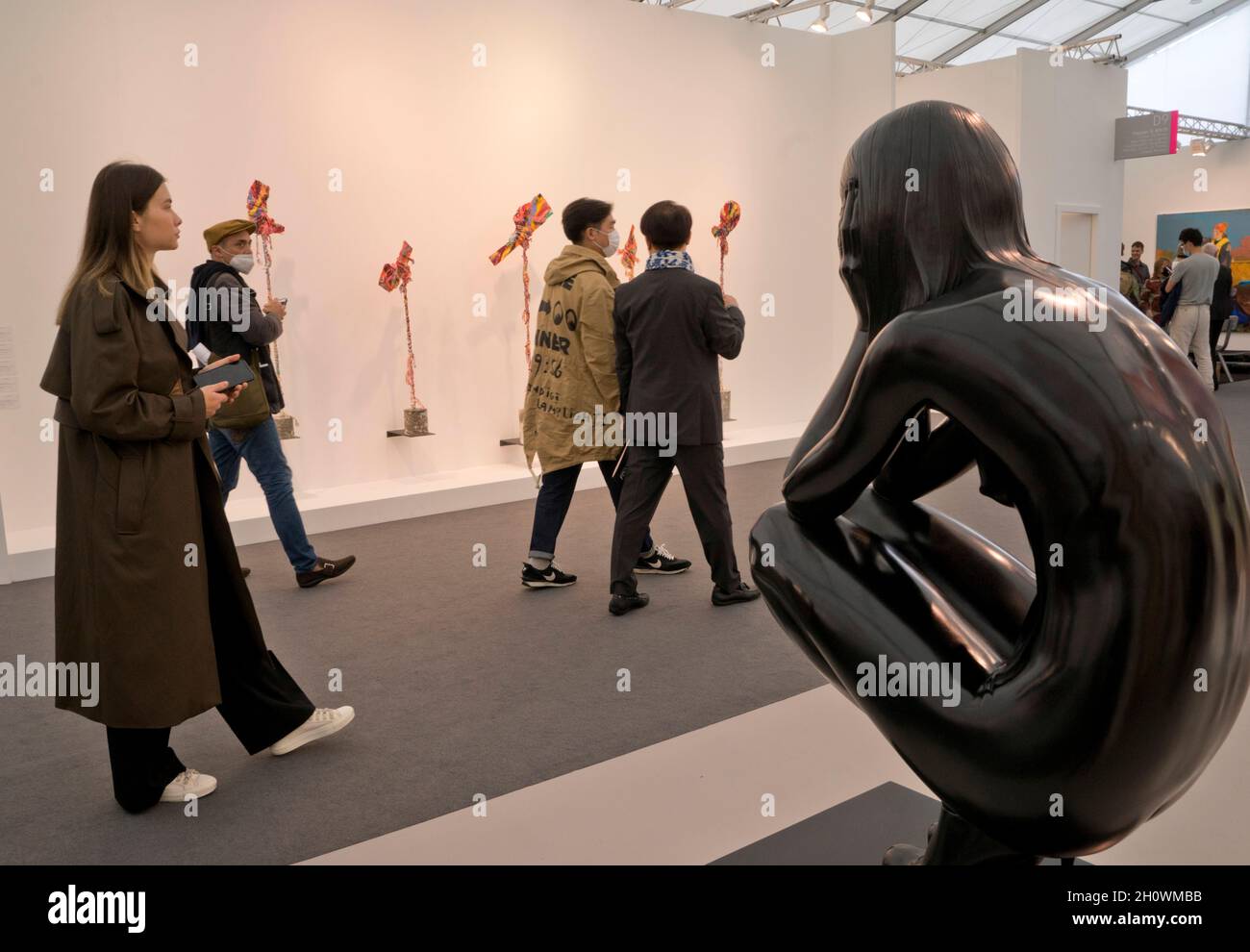 Besucher und Kunsthändler auf der Frieze und Frieze Masters International Art Fair im Regent's Park und Mayfair, London, England, Großbritannien Stockfoto