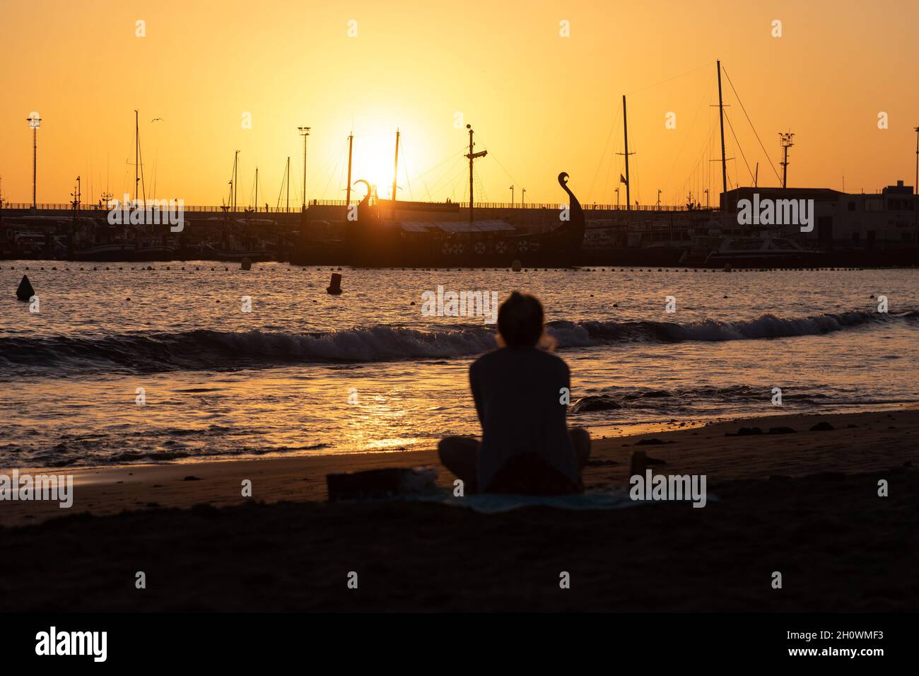 Womn watching snet in Playa de Los Cristianos auf Teneriffa Stockfoto
