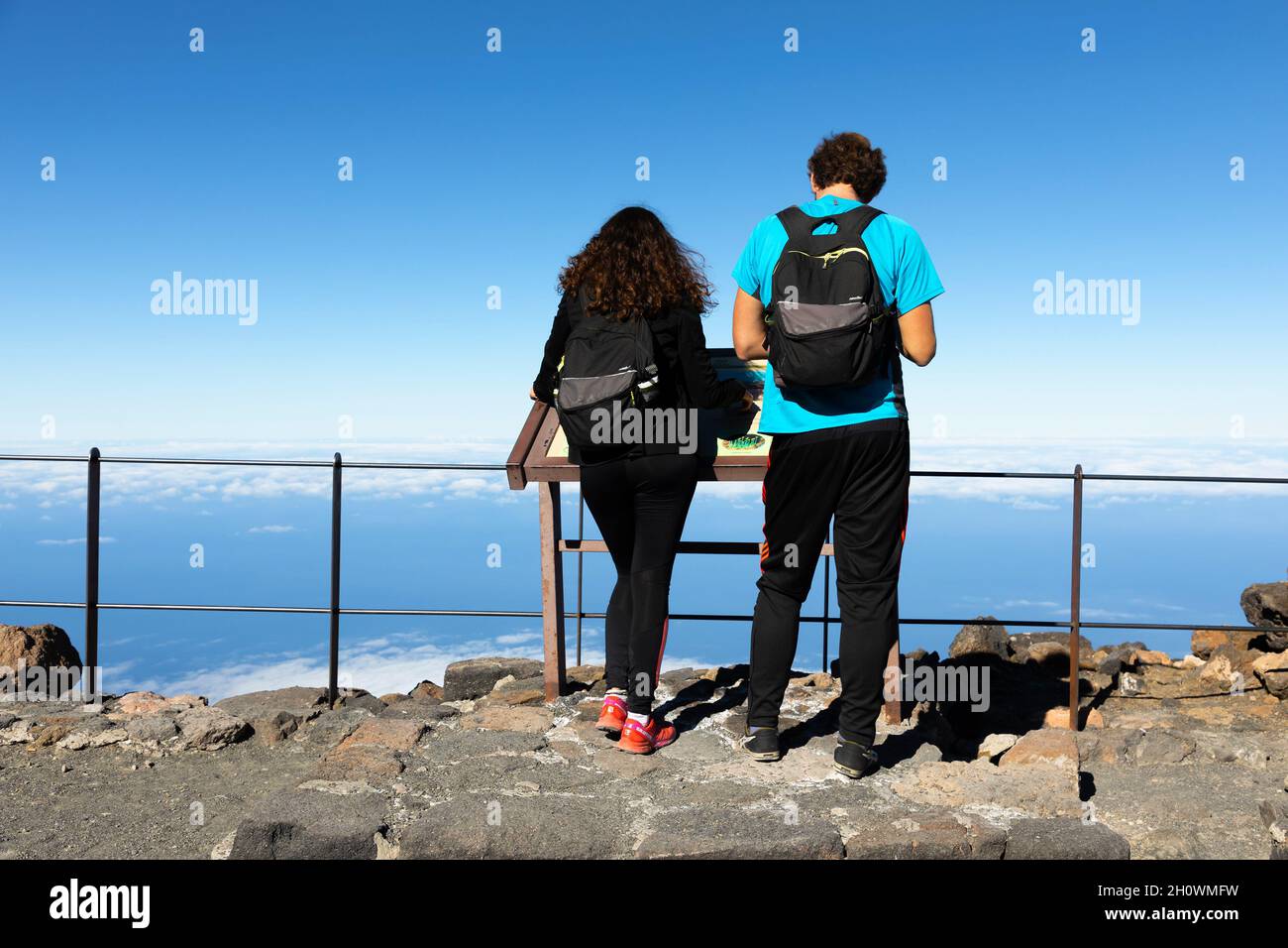 Touristen in der Nähe des Gipfels des Teide etwa 12,000 Fuß / 3600 Meter über dem Meeresspiegel Stockfoto