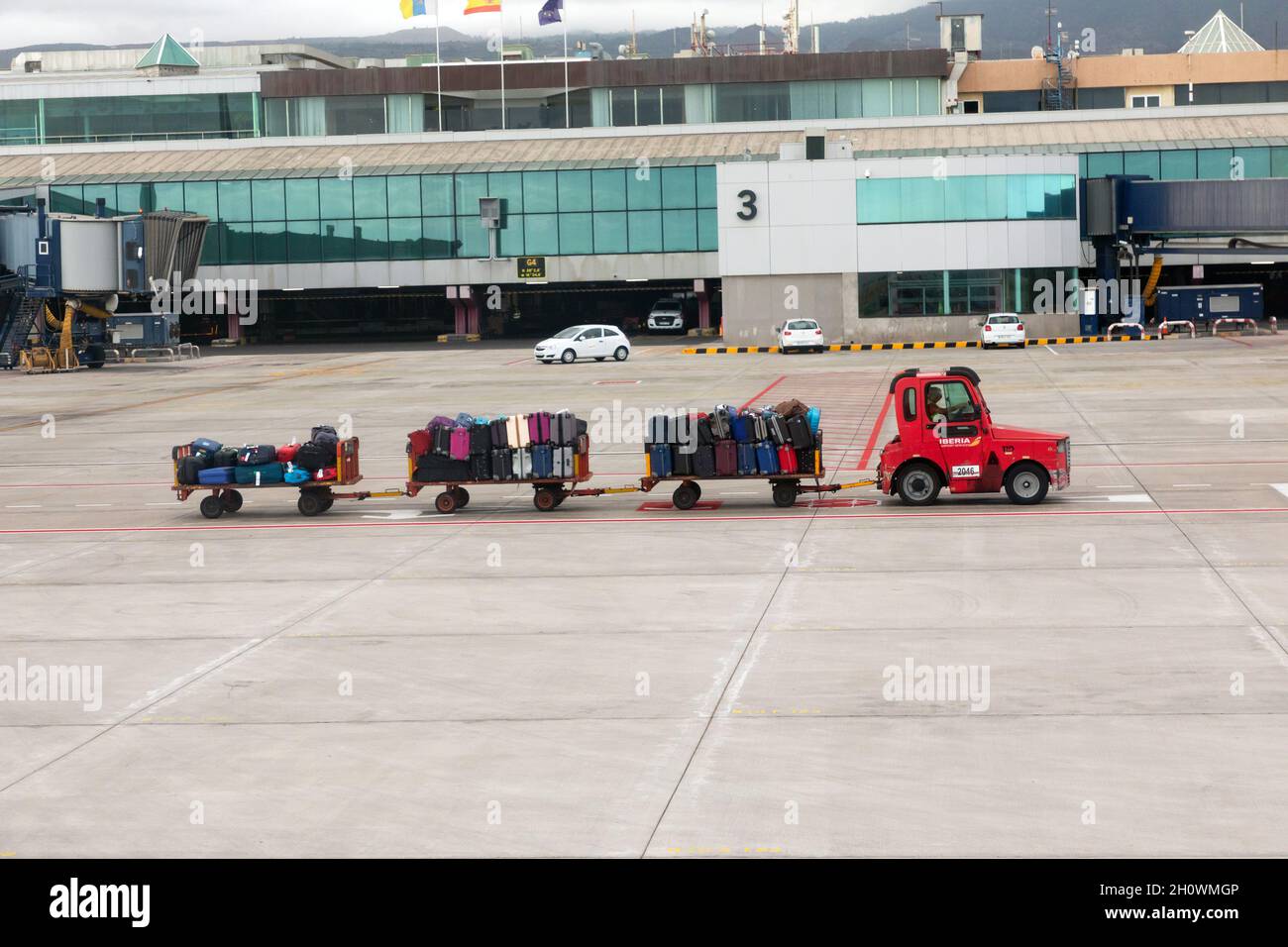 Gepäckwagen am Flughafen Teneriffa Süd Stockfoto