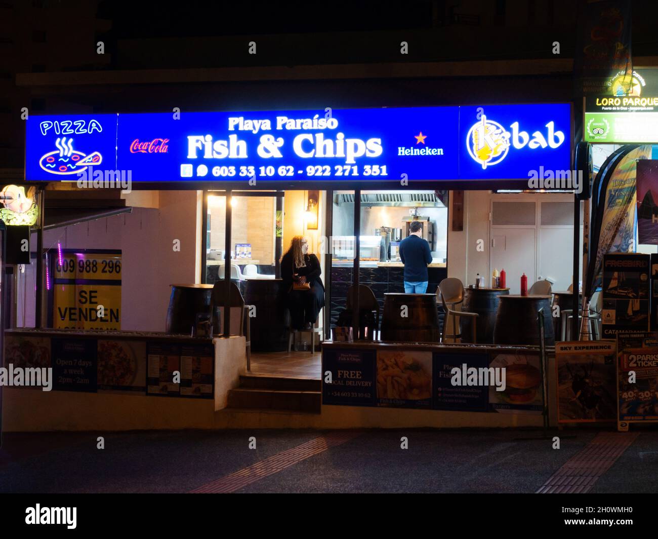 Fish & Chip Shop in Playa Paraíso auf Teneriffa bei Nacht Stockfoto