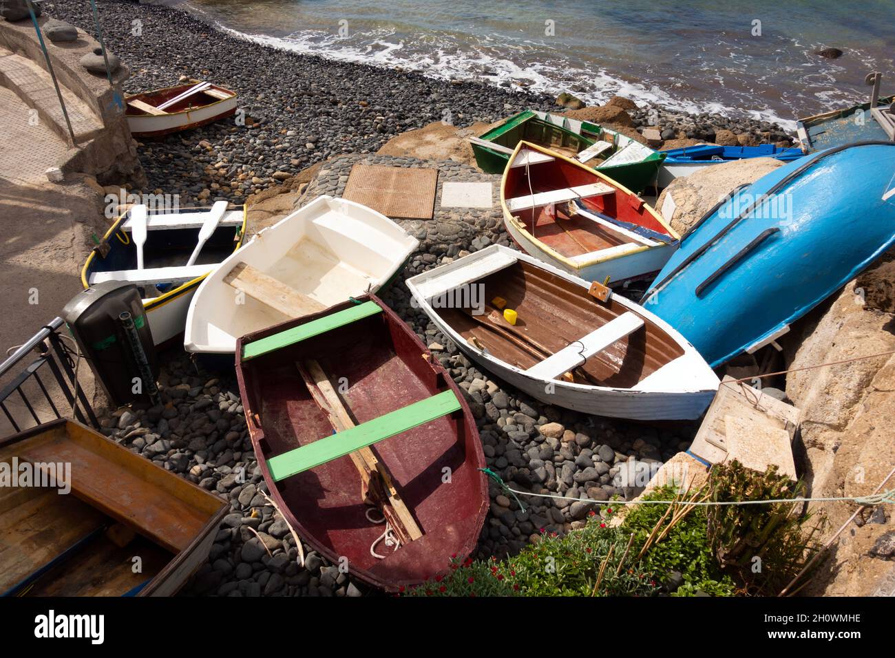 Verschiedene kleine Boote am Strand Stockfoto