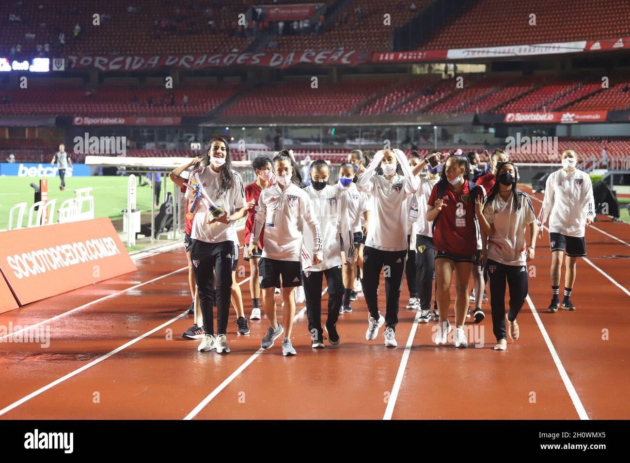 Sao Paulo, Sao Paulo, Brasilien. Oktober 2021. Unter-18 Frauen Fußball: Sao Paulo. Oktober 14, Sao Paulo, Brasilien: Spieler der U-18-Frauen-Mannschaft von Sao Paulo, brasilianische Fußballmeisterin der Kategorie, geben die olympische Runde vor dem Spiel zwischen Sao Paulo und Ceara gültig für die 26. Runde der brasilianischen Fußballmeisterschaft, im Morumbi Stadion, am Donnerstag (14) . Bild: Leco Viana/Thenews2 (Bild: © Leco Viana/TheNEWS2 via ZUMA Press Wire) Stockfoto