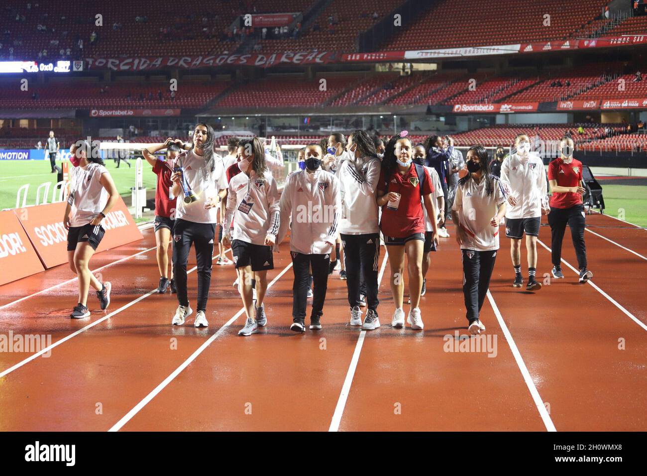 Sao Paulo, Sao Paulo, Brasilien. Oktober 2021. Unter-18 Frauen Fußball: Sao Paulo. Oktober 14, Sao Paulo, Brasilien: Spieler der U-18-Frauen-Mannschaft von Sao Paulo, brasilianische Fußballmeisterin der Kategorie, geben die olympische Runde vor dem Spiel zwischen Sao Paulo und Ceara gültig für die 26. Runde der brasilianischen Fußballmeisterschaft, im Morumbi Stadion, am Donnerstag (14) . Bild: Leco Viana/Thenews2 (Bild: © Leco Viana/TheNEWS2 via ZUMA Press Wire) Stockfoto