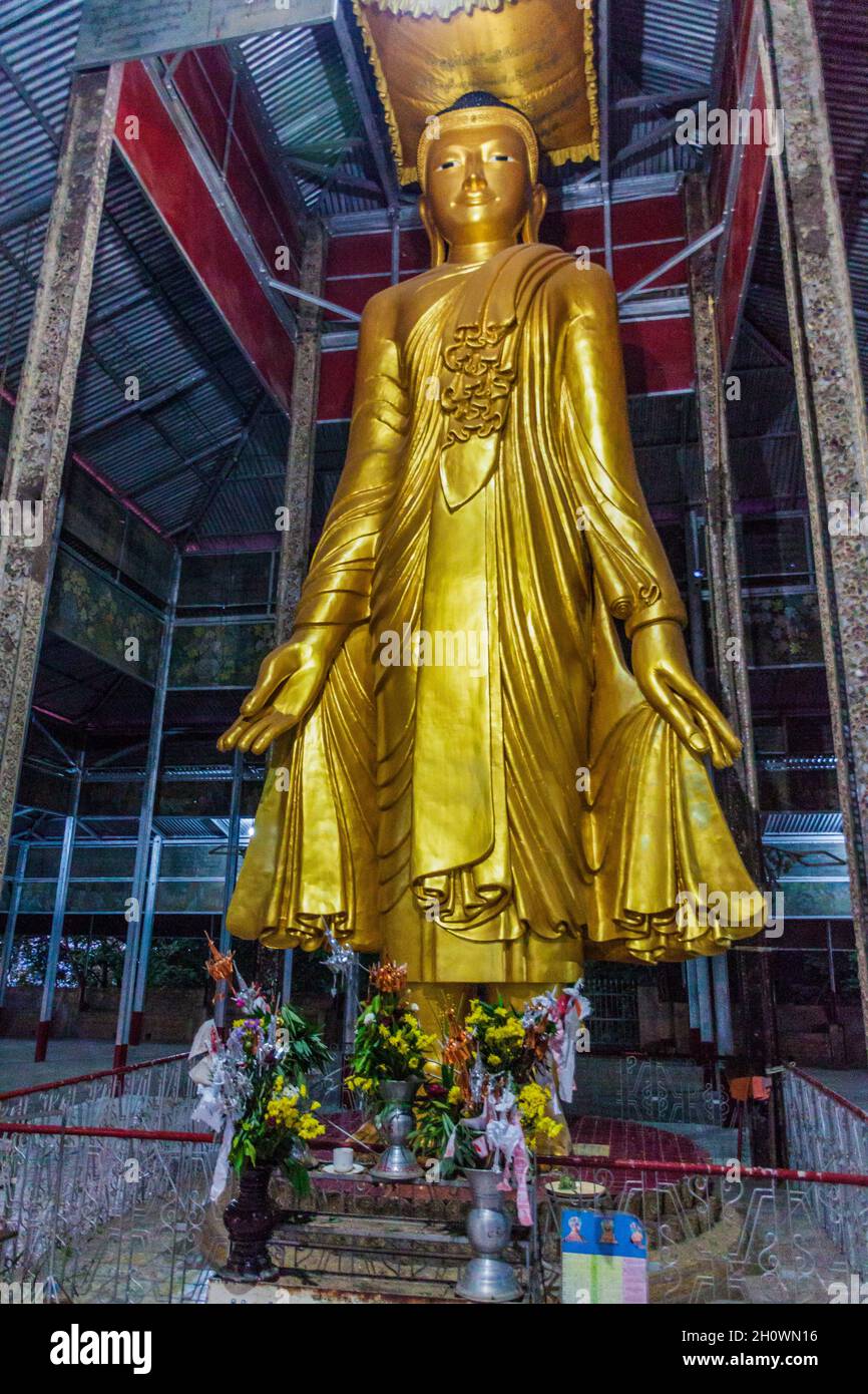 Stehender Buddha in der Pyi Lone Chambha Pagode auf dem Mandalay Hügel, Myanmar Stockfoto