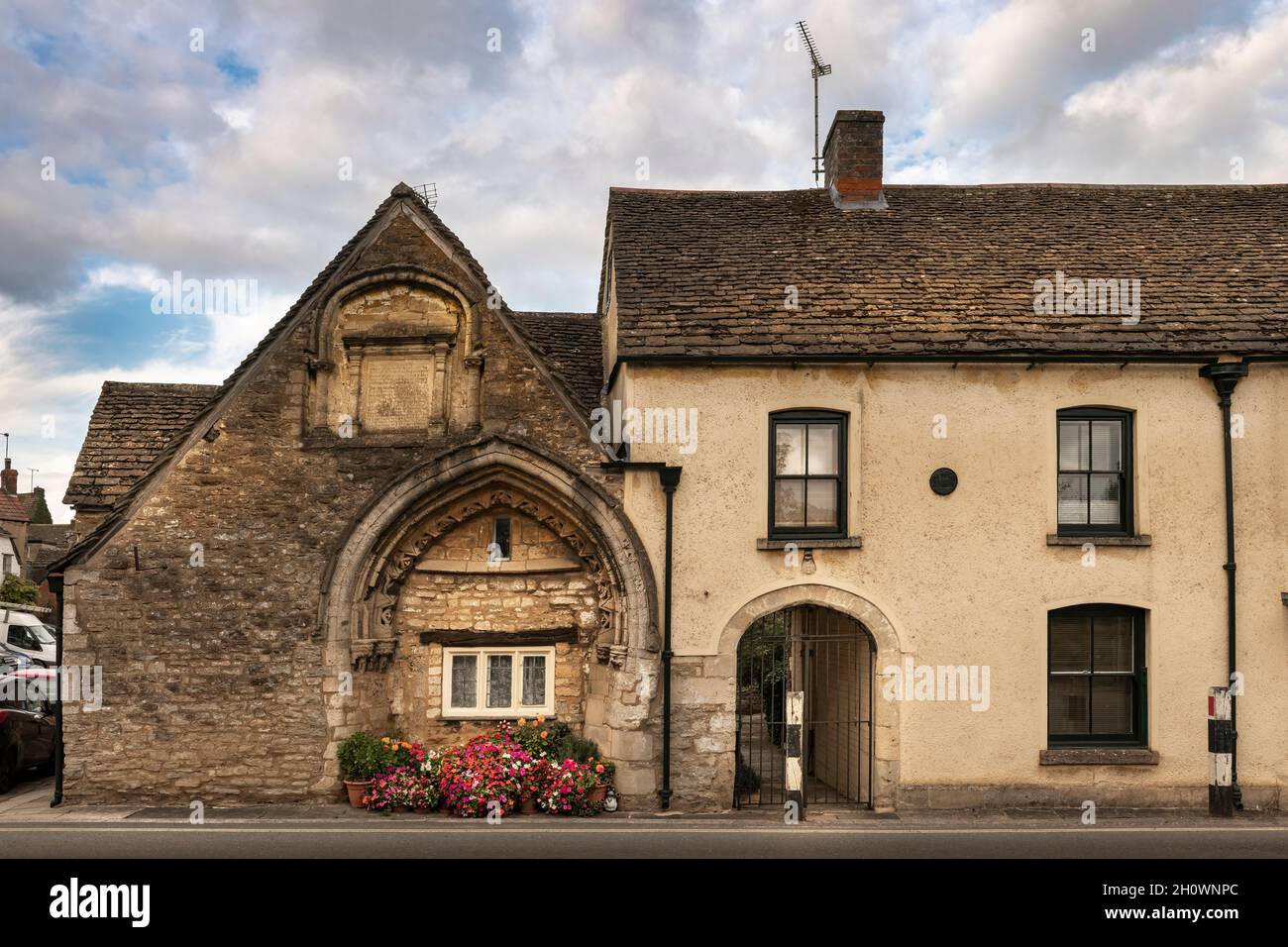 Das Wahrzeichen-Gebäude in Malmesbury, Wiltshire, verfügt über einen wunderschönen, reich verzierten Bogen und wurde ursprünglich als Hospital of 'St. John of Jerusalem' BU erbaut Stockfoto