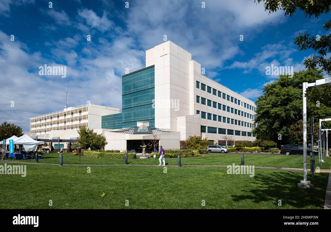 Campus-Foto des Mercy Medical CenterDignity Health.der Oberste Gerichtshof kann den Fall des Transgender-Mannes Evan Minton gegen Dignity Health in seine Urkunde aufnehmen. Stockfoto
