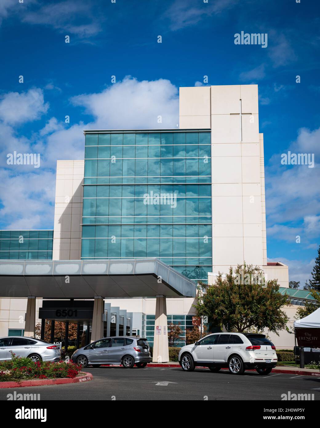 Gebäude außen von Mercy MedicalDignity Health. Der Oberste Gerichtshof kann den Fall des Transgender-Mannes Evan Minton gegen Dignity Health in seine Akte einfügen. Stockfoto