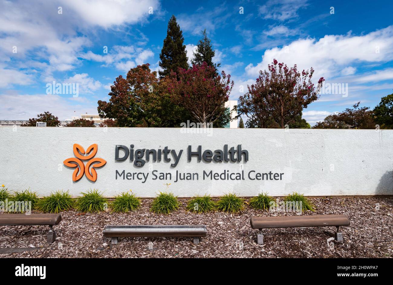 Eingangsschild mit Mercy MedicalDignity Health-Zeichen.der Oberste Gerichtshof kann den Fall des Transgender-Mannes Evan Minton gegen Dignity Health zu seiner Urkunde hinzufügen. Stockfoto