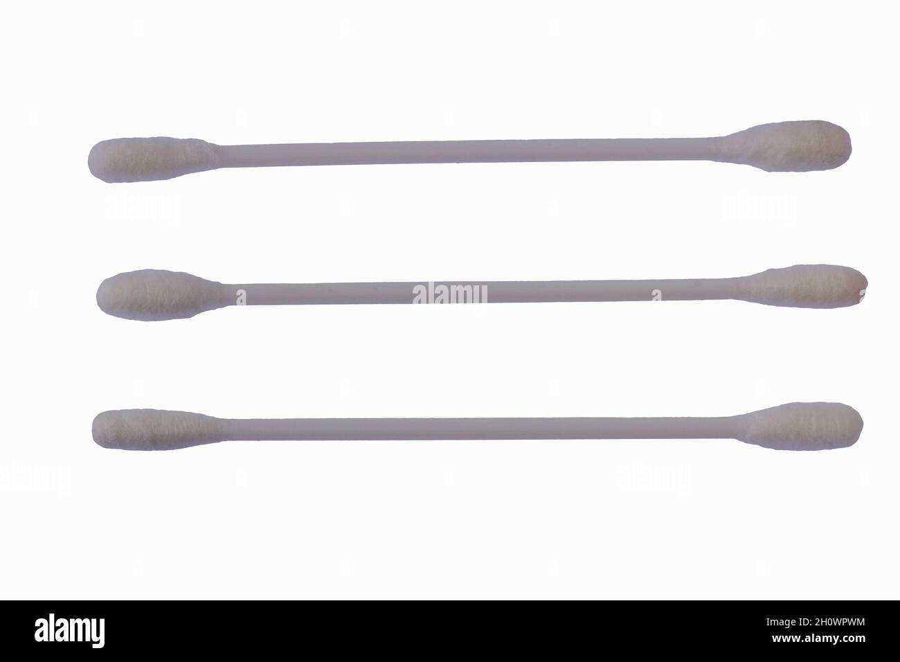 Drei weiße Wattestäbchen mit Kunststoffmaterial, isoliert auf weißem Hintergrund, zum Thema Gesundheit, Schönheit und Sauberkeit Stockfoto