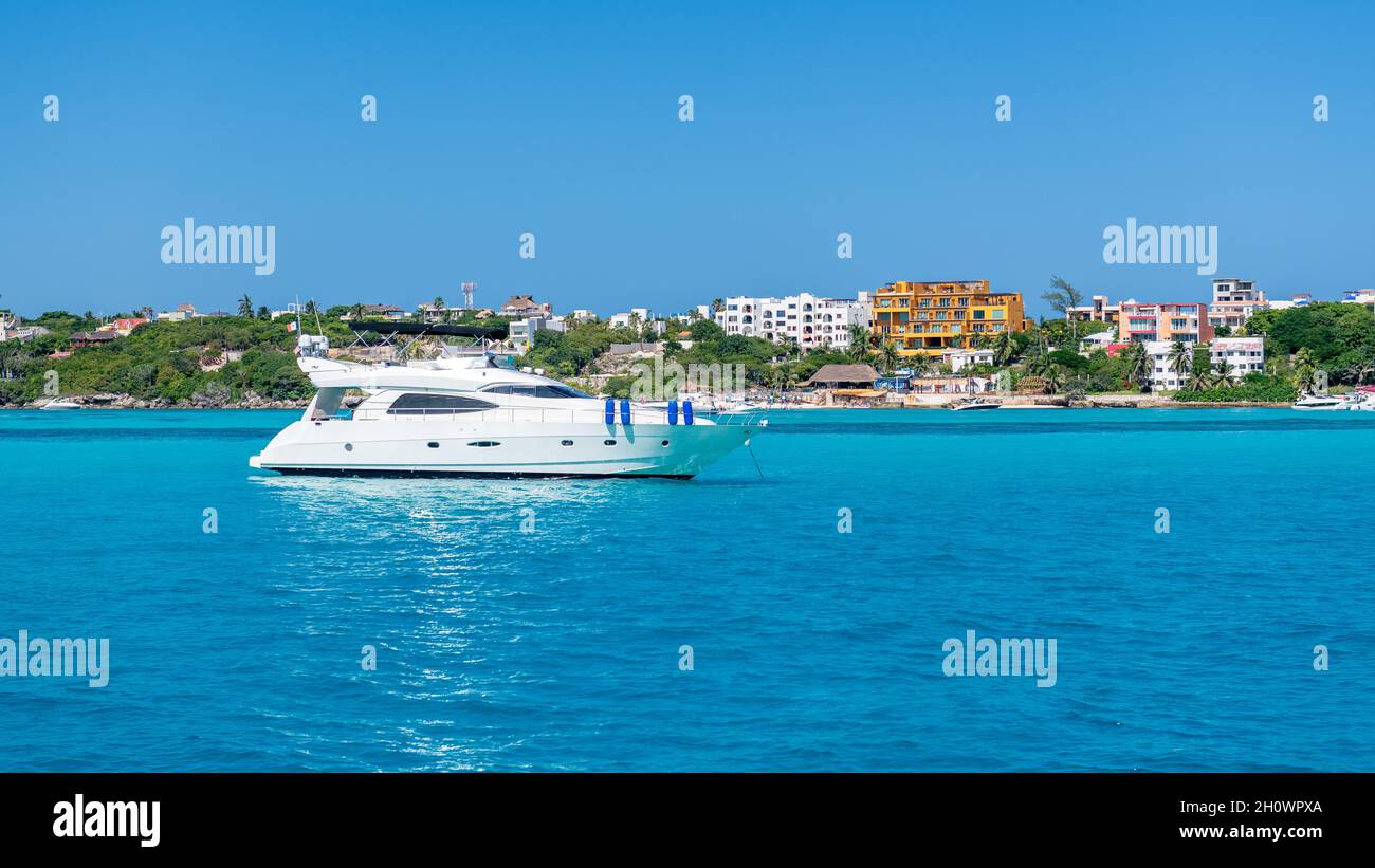 Yachten in Isla Mujeres türkisblaues Wasser, Mexiko, 2021 Stockfoto