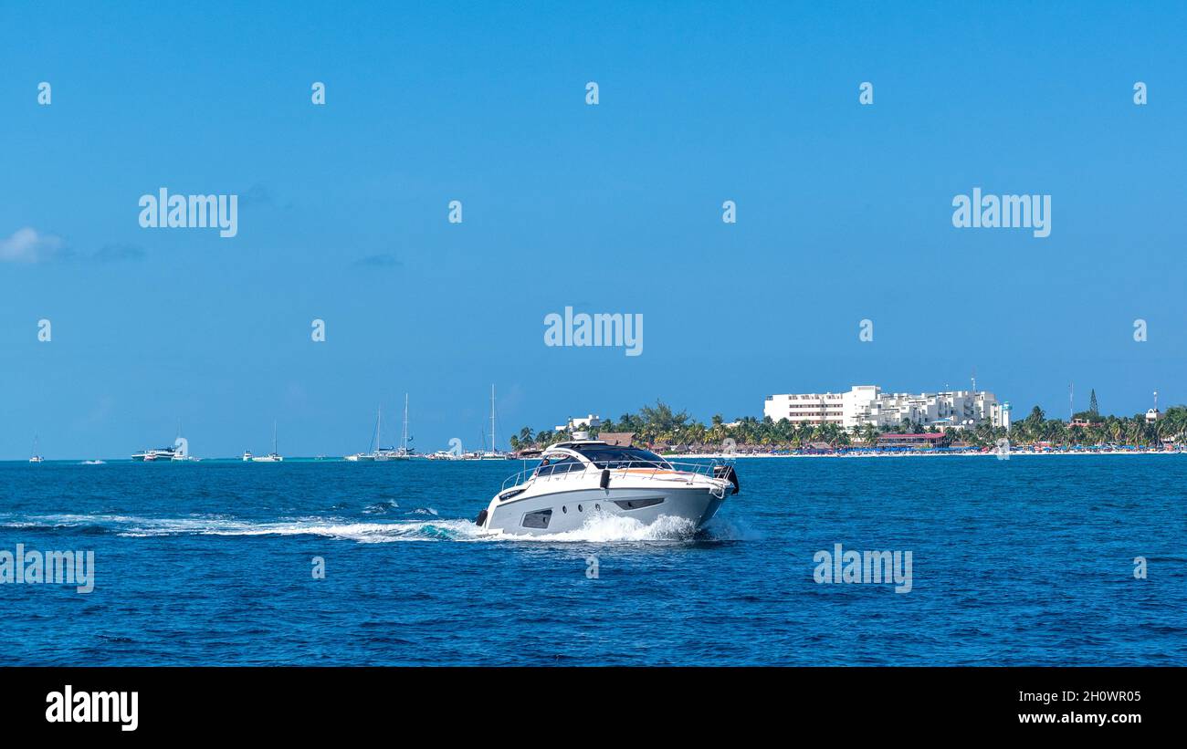 Yachten in Isla Mujeres türkisblaues Wasser, Mexiko, 2021 Stockfoto