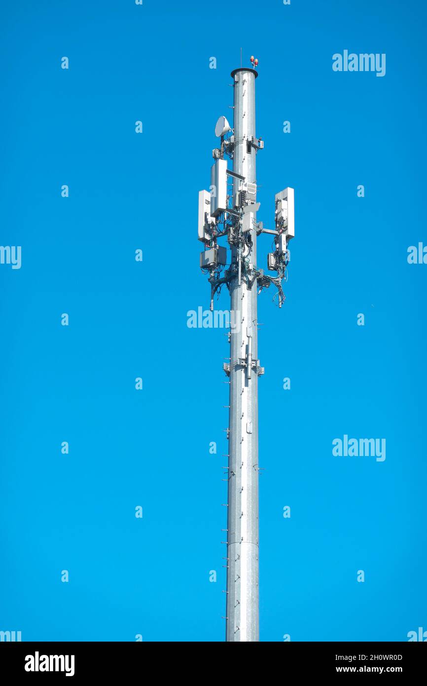 Die Spitze eines Zellturms gegen einen blauen Himmel. Stockfoto