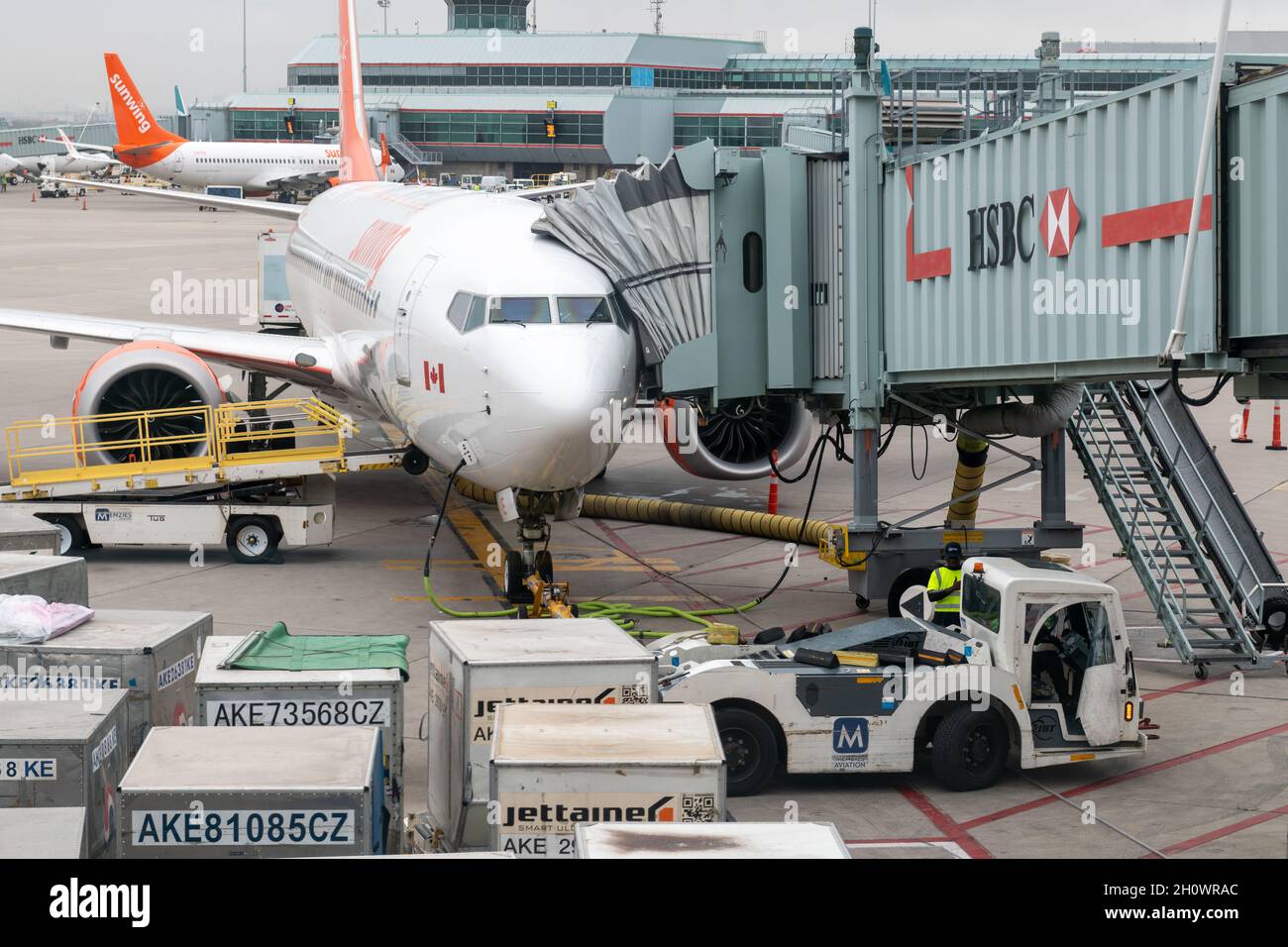 Eine Boeing Max 8 von Sunwing, die im Jahr 2021 am Pearson International Airport in Toronto, Kanada, an Bord gehen soll Stockfoto