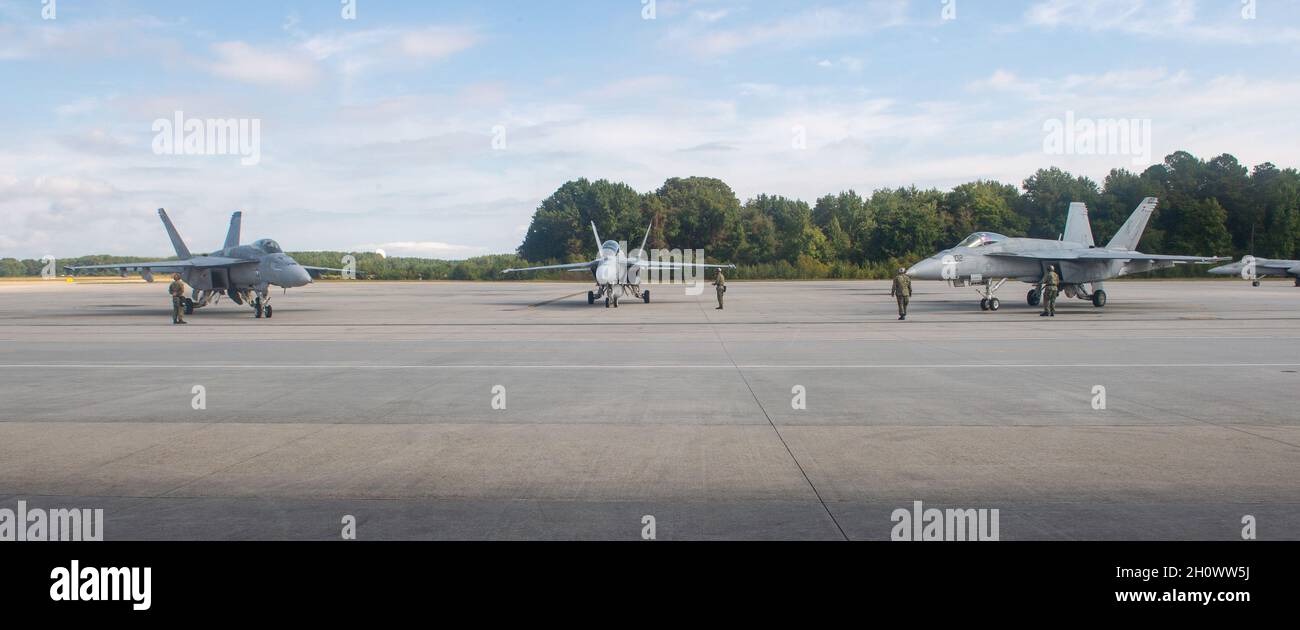 211014-N-CJ362-1342 Virginia Beach, VA. (14. Oktober 2021) Cmdr. Patrick B. Bookey, Kommandooffizier des Strike Fighter Squadron (VFA) 37, und Cmdr. Jason S. Tarrant, Park auf der Fluglinie an Bord der Naval Air Station Oceana. Die Mission von VFA 37 ist es, weltweit Kampfflugzeuge, 24/7, zu starten. (USA Navy Foto von Mass Communication Specialist 2nd Class Sam Jenkins) Stockfoto