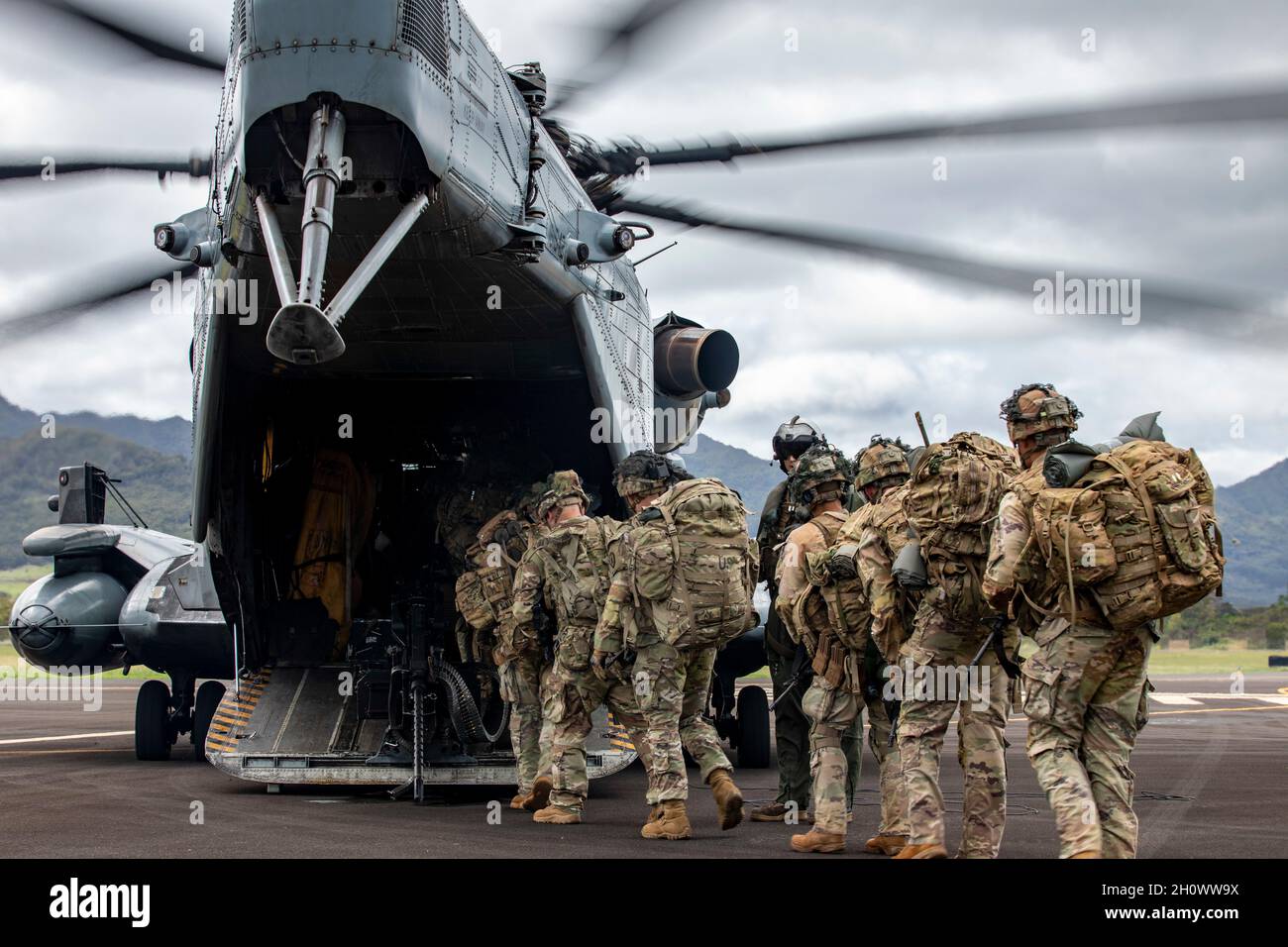 Soldaten der 2. Staffel, des 14. Kavallerieregiments, der 25. Infanteriedivision, führen am 13. Oktober 2021 in Schofield Barracks, Hawaii, eine Einsatzbereitschaft an der Seite der Marine Corps Aviation durch. Die Soldaten wurden in den frühen Morgenstunden benachrichtigt, um sich für einen Einsatz vorzubereiten, So bald wie möglich, der innerhalb von 12 Stunden nach der Benachrichtigung abging, um eine Trainingsübung in der Pacific Missile Range Facility, Barking Sands, Kauai, Hawaii, durchzuführen. Die Übung zeigt Flugbewegungen zwischen den Inseln auf US Army UH-60 Blackhawks und US Marine Corps CH-53E Superhengsten. (USA Foto der Armee von Staff Sgt. Thomas Calv Stockfoto