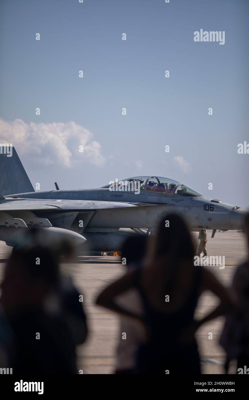 US-Matrosen mit Carrier Air Wing 5 kehren zur Marine Corps Air Station Iwakuni, Japan, am 7. Oktober 2021 zurück. Die Rückkehr des Flugflügels schloss einen 5. Und 7. Flotteneinsatz ab und startete an Bord der USS Ronald Reagan (CVN 76), wo sie die Luftwaffe zum Schutz der US- und Koalitionskräfte zur Verfügung stellten, während sie Abziehoperationen in Afghanistan durchführten und Missionen zur Unterstützung einer freien und offenen Indo-Pazifik-Region flogen. (USA Marine Corps Foto von CPL. Kevin Alarcon) Stockfoto