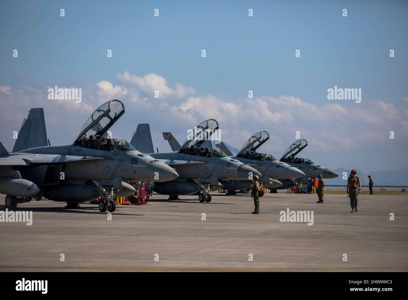 US-Matrosen mit Carrier Air Wing 5 kehren zur Marine Corps Air Station Iwakuni, Japan, am 7. Oktober 2021 zurück. Die Rückkehr des Flugflügels schloss einen 5. Und 7. Flotteneinsatz ab und startete an Bord der USS Ronald Reagan (CVN 76), wo sie die Luftwaffe zum Schutz der US- und Koalitionskräfte zur Verfügung stellten, während sie Abziehoperationen in Afghanistan durchführten und Missionen zur Unterstützung einer freien und offenen Indo-Pazifik-Region flogen. (USA Marine Corps Foto von CPL. Kevin Alarcon) Stockfoto