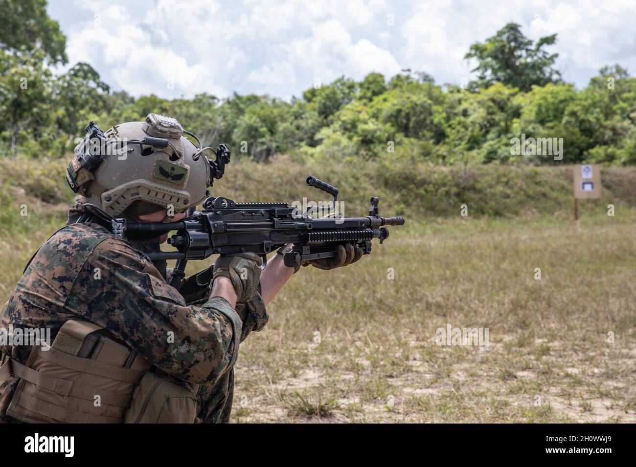 Eine US Marine mit 2. Aufklärungsbataillon, 2. Marine Division feuert eine automatische M249-Kader während einer Range-Trainingsveranstaltung zur Unterstützung von UNITAS LXII in Iquitos, Peru, am 2. Oktober 2021. UNITAS ist die am längsten laufende internationale Seefahrt der Welt, die sich auf die Verbesserung der Interoperabilität zwischen mehreren Nationen und gemeinsamen Kräften während amphibischer, litoraler und amazonasoperationen konzentriert, um auf bestehenden regionalen Partnerschaften aufzubauen und neue dauerhafte Beziehungen zu schaffen, die den Frieden fördern, Stabilität und Wohlstand im Verantwortungsbereich des U.S. Southern Command. (USA M Stockfoto