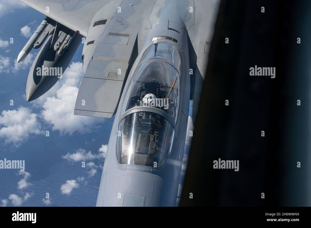 Ein US Air Force F-15C Eagle Pilot, der dem 67. Jagdgeschwader zugewiesen wurde, wartet, als sein Flugzeug über Okinawa, Japan, am 7,2021. Oktober betankt wird. Der Stratotanker KC-135 ermöglicht ausgedehnte Lufteinsätze durch die Verteilung von Kraftstoff an Flugzeuge. (USA Luftwaffe Foto von Airman 1st Class Moses Taylor) Stockfoto