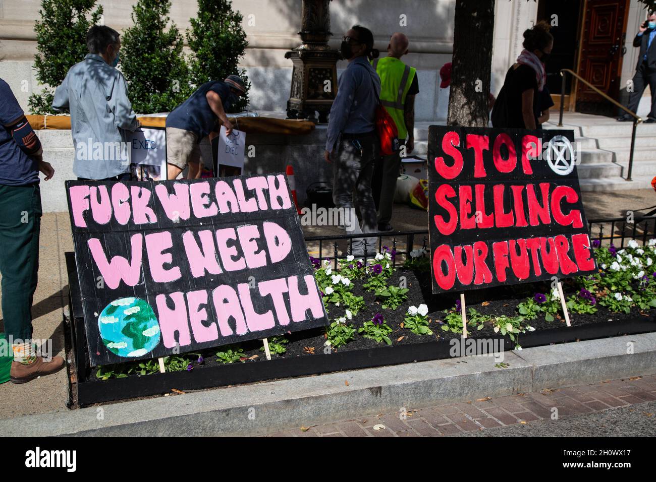 Washington, Usa. Oktober 2021. Schilder, auf denen während der Demonstration unterschiedliche Meldungen angezeigt werden. Extinction Rebellion Demonstranten übernahmen die Front der Handelskammer, um die Regierung Biden aufzufordern, die Klimakrise anzugehen. (Foto: Karla Cote/SOPA Images/Sipa USA) Quelle: SIPA USA/Alamy Live News Stockfoto