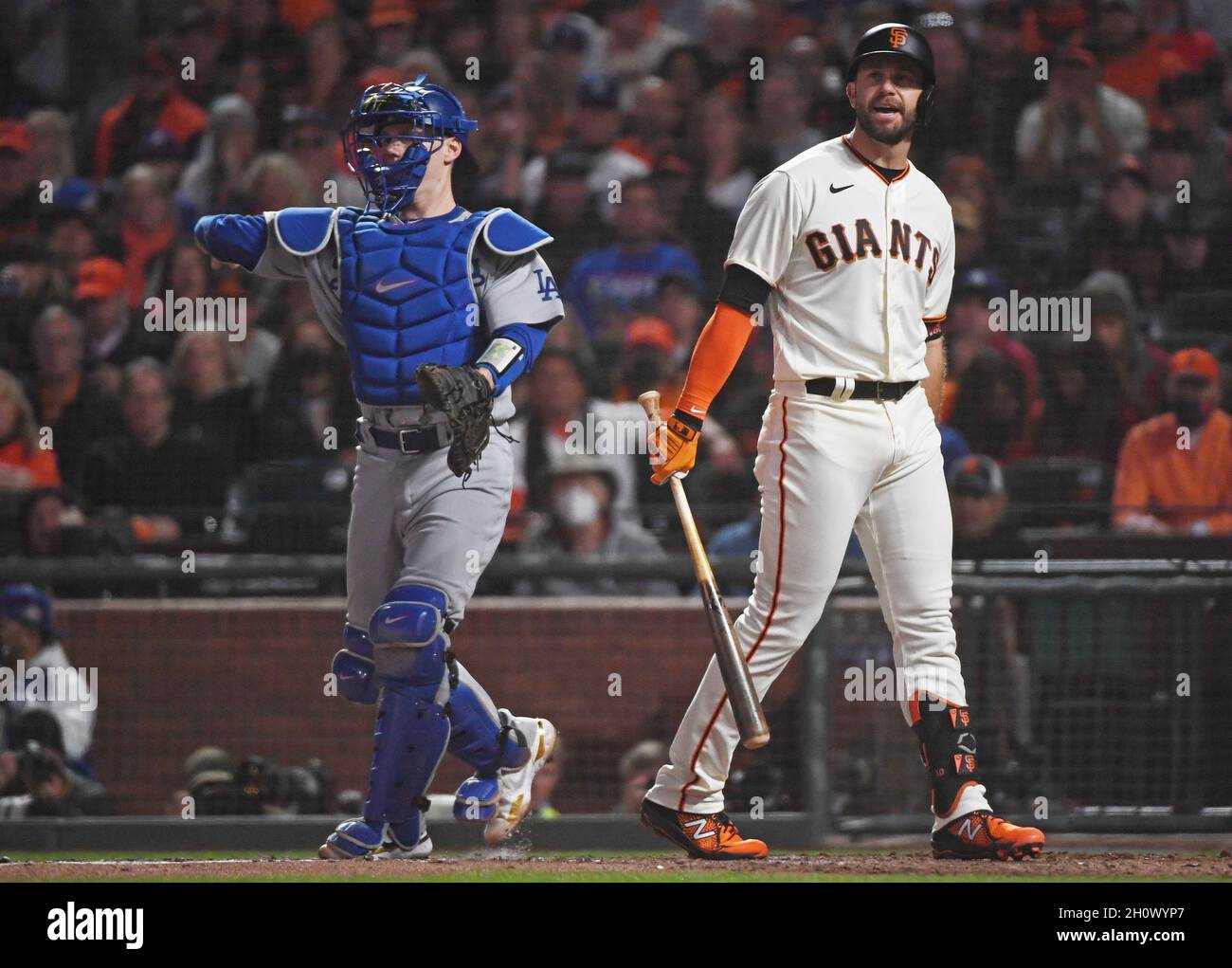 San Francisco, USA. Oktober 2021. Der dritte Baseman von San Francisco Giants, Evan Longoria, reagiert, nachdem er am Donnerstag, den 14. Oktober 2021, im fünften Inning gegen die Los Angeles Dodgers in Spiel fünf der MLB National League Division Series im Oracle Park in San Francisco zu Streiks aufgerufen wurde. Foto von Terry Schmitt/UPI. Kredit: UPI/Alamy Live Nachrichten Stockfoto