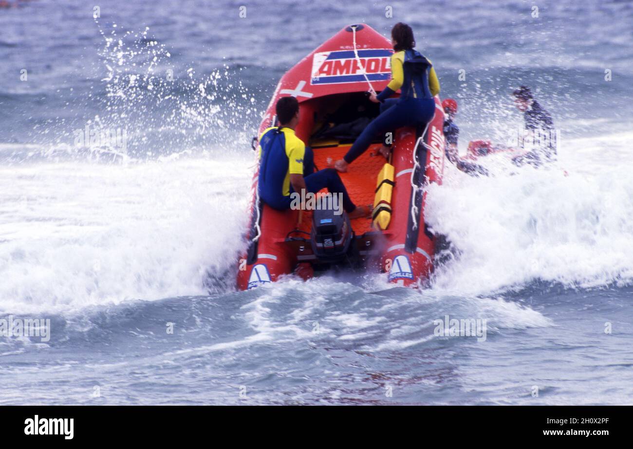 SURFEN LEBENSRETTENDE GUMMI DUCKIE AUFBLASBARES BOOT AUF TRAININGSÜBUNG. NEW SOUTH WALES, AUSTRALIEN. Stockfoto