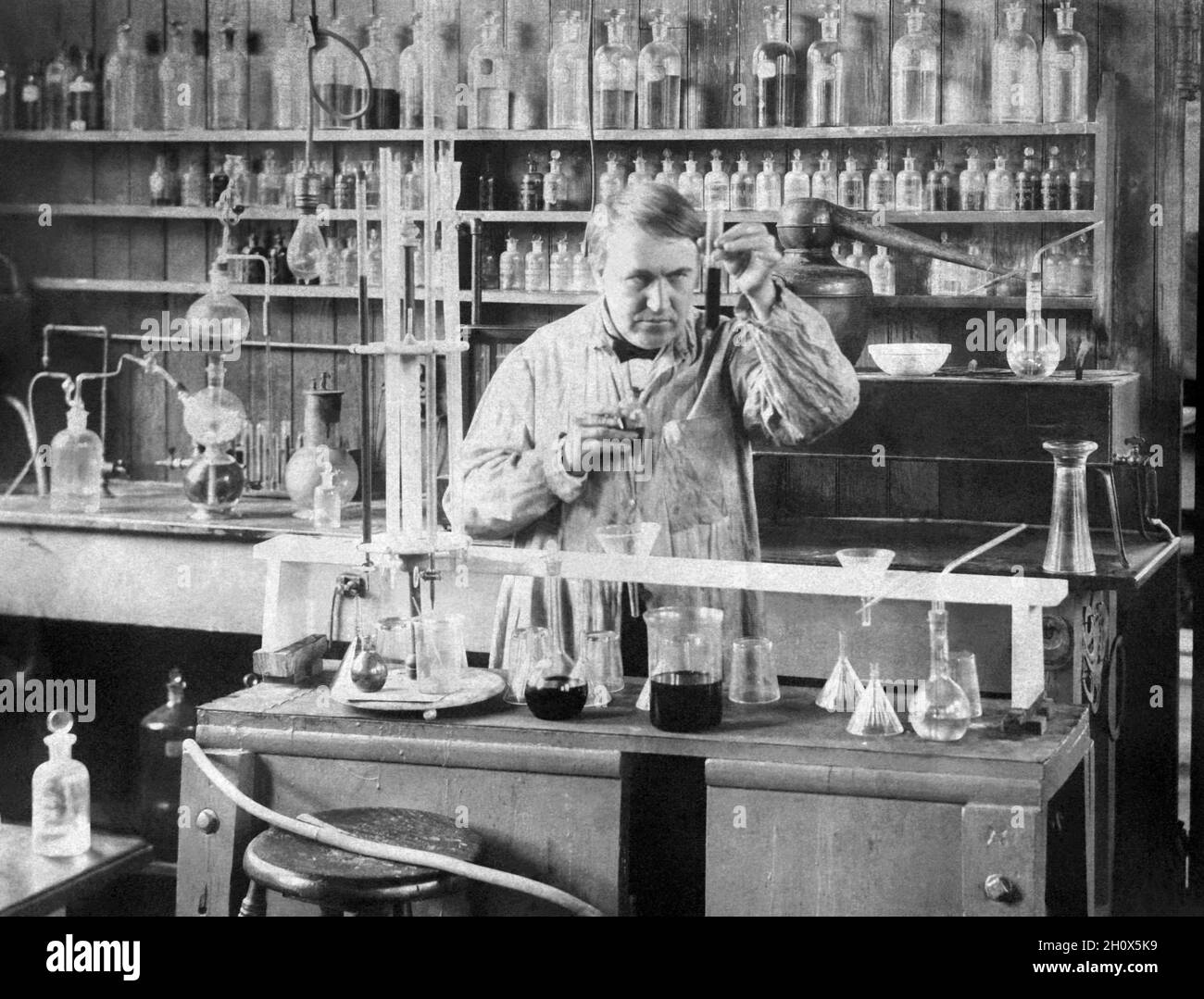 Thomas Alva Edison (1847–1931), der als Amerikas größter Erfinder beschrieben wurde, arbeitete 1890 im Gebäude des Chemieministeriums in seinem Laborkomplex West Orange, New Jersey. (USA) Stockfoto