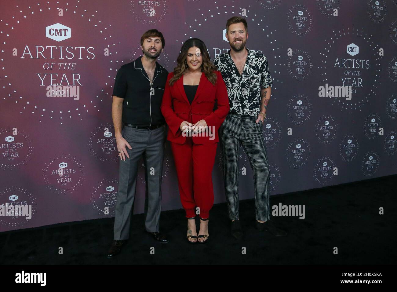 13. Oktober 2021, Nashville, Tennessee, USA: (L-R) Dave Haywood, Hillary Scott und Charles Kelley von Lady A nehmen am 2021 13. Oktober 2021 an den CMT Artists of the Year im Schermerhorn Symphony Center in Nashville, Tennessee, Teil. (Bild: © Debby Wong/ZUMA Press Wire) Stockfoto