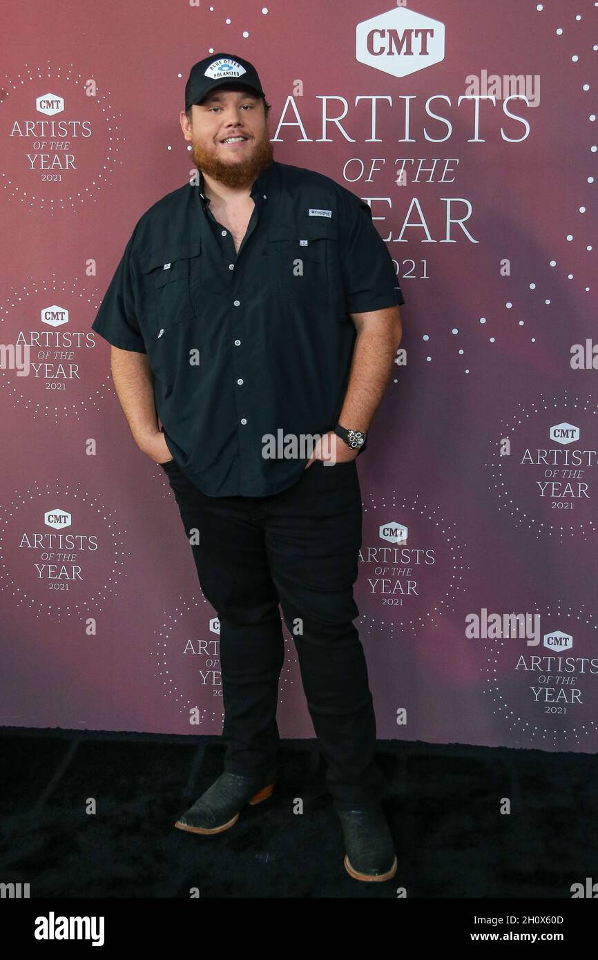 13. Oktober 2021, Nashville, Tennessee, USA: Sänger Luke Combs nimmt am 2021 13. Oktober 2021 an den CMT Artists of the Year im Schermerhorn Symphony Center in Nashville, Tennessee, Teil. (Bild: © Debby Wong/ZUMA Press Wire) Stockfoto