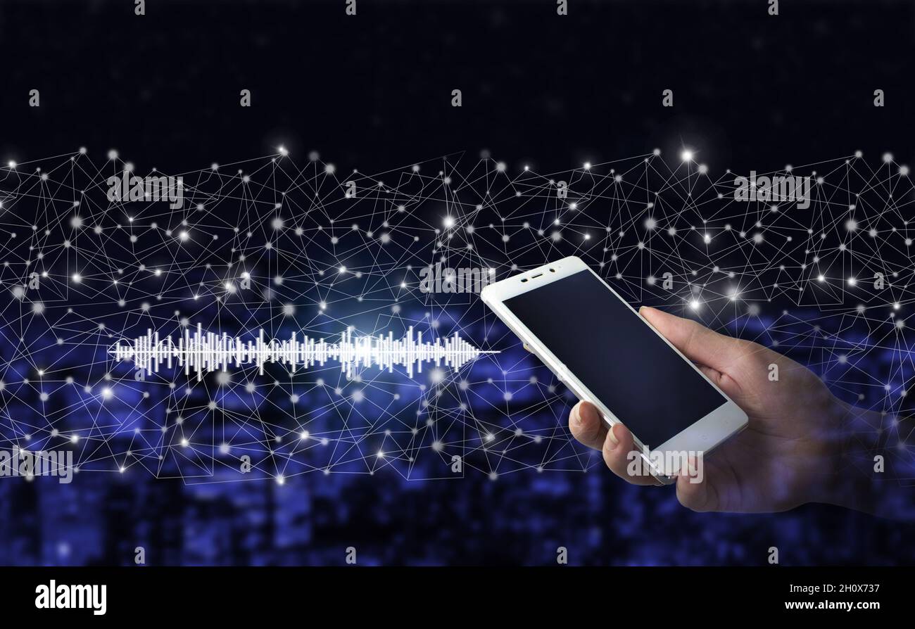Weißes Smartphone mit digitaler Hologramm-Tonspur, Wellenzeichen auf dunklem, unscharfem Hintergrund der Stadt. Musik auf mobilen Geräten hören. Sprache r Stockfoto