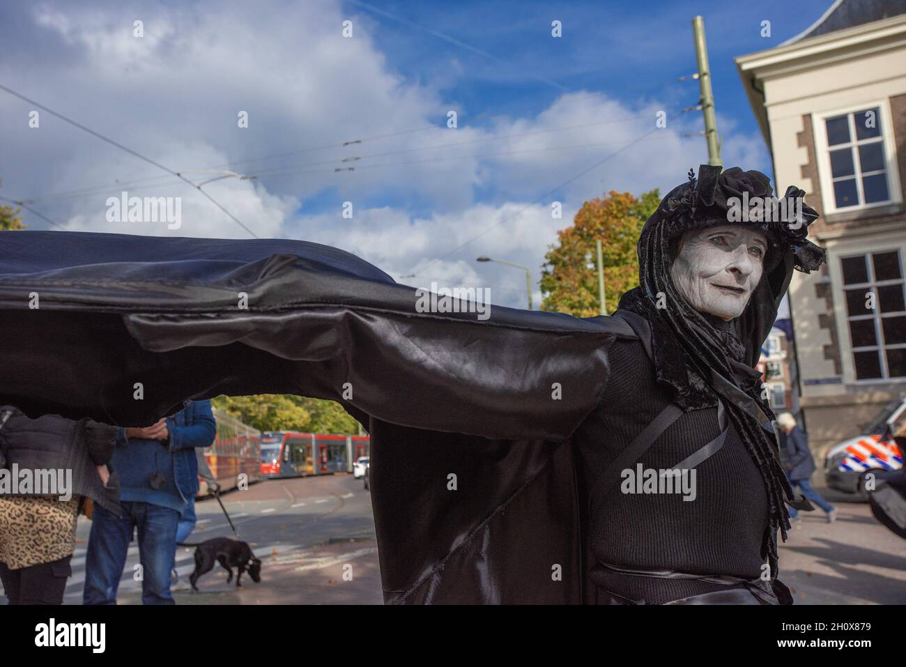 Der stille "Black-Rebel" des Aussterbungsaufstands steht während der Demonstration in der Nähe des niederländischen parlamentsgebäudes.am vierten Tag der Klimaaktivitäten hielten die Demonstranten des Aussterbungsaufstands einen stillen marsch ab, um den Opfern der Klimakrise zu gedenken. Hundertfünfzig Rebellen der Aussterbungsrebellion, meist in schwarzer Kleidung, gingen schweigend auf einem vier Kilometer langen marsch durch die Straßen von Den Haag. Sie trugen Plakate, die die Opfer des extremen Wetters im vergangenen Jahr betonten. Den stillen Protest führten die „Black-Rebels“ an, die den Trauerzug der Malie begleiteten Stockfoto