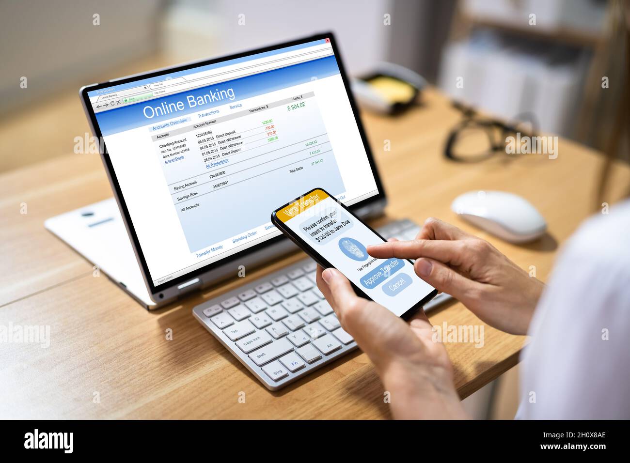 Online-Zwei-Faktor-Authentifizierung Für Überweisung Stockfoto