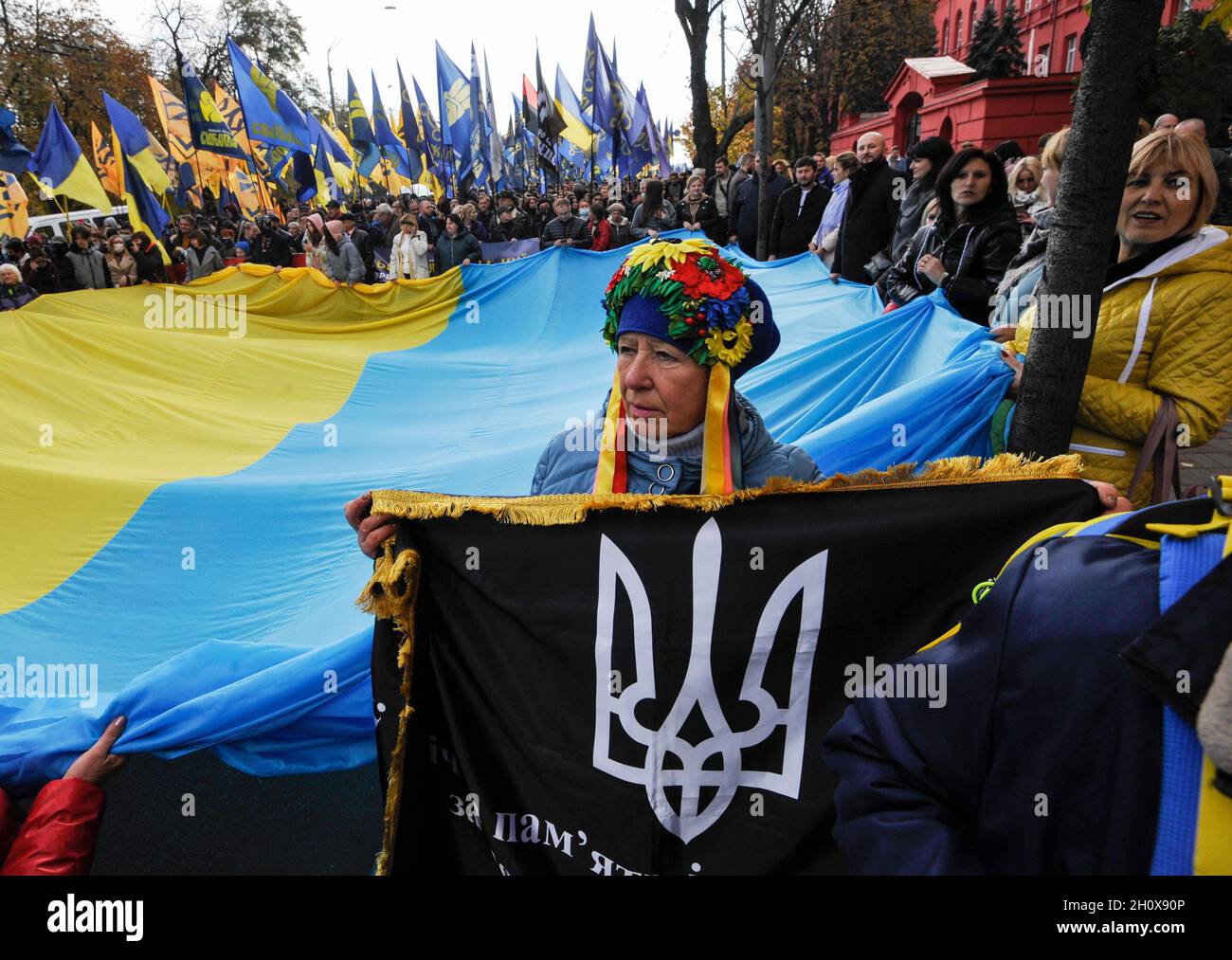 Kiew, Ukraine. Oktober 2021. Mitglieder der nationalistischen Bewegungen nehmen am Marsch der Nation zum Tag des Verteidigers der Ukraine und dem Jahrestag der Ukrainischen Aufständischen Armee (UPA) Teil. Ukrainische Aufständische Armee kämpfte für die Unabhängigkeit der Ukraine gegen die sowjetische Rote Armee und die Nazis während des Zweiten Weltkriegs Seit 2021, am 14. Oktober, haben auch die Ukrainer diesen Tag als den Tag der Verteidiger der Ukraine bezeichnet. Kredit: SOPA Images Limited/Alamy Live Nachrichten Stockfoto